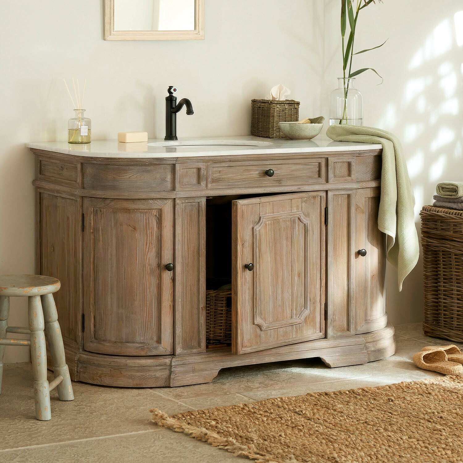 Waschtisch Pembroke Holz-Badezimmerschrank mit Marmorplatte, schwarzem Wasserhahn, natürlichen Accessoires und Handtüchern