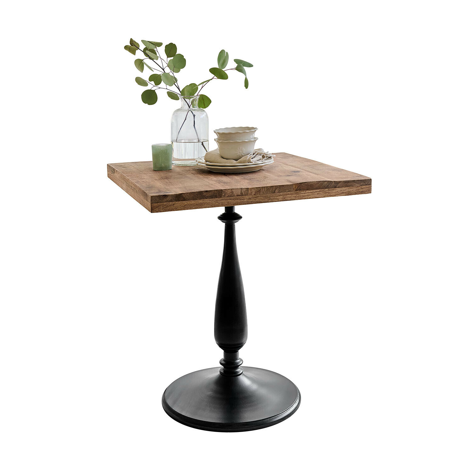 Quadratischer Tisch mit Holzplatte und schwarzem Metallfuß, dekoriert mit grünen Blättern und Keramik