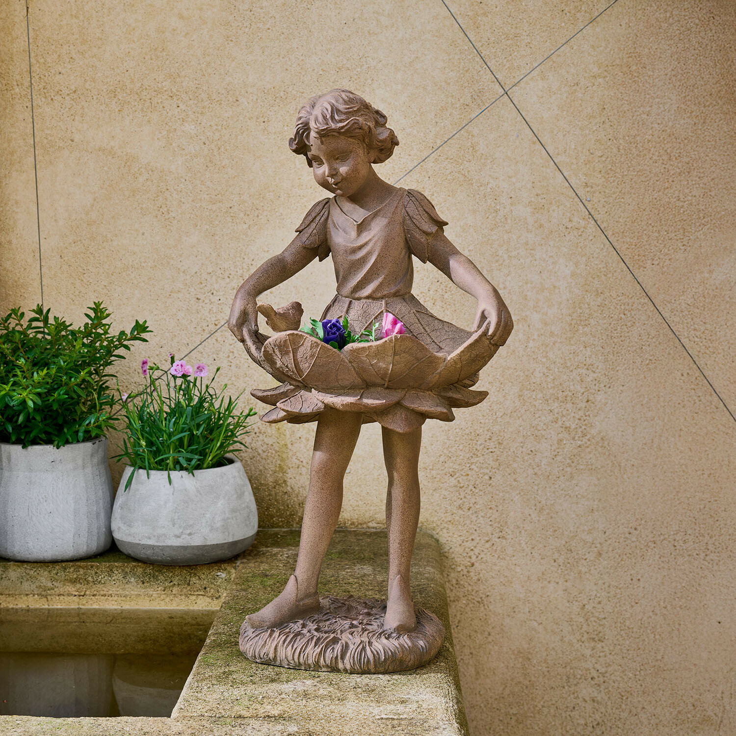 Deko-Figur Aimorise Braune Steinskulptur eines Mädchens mit einer blumenförmigen Schale und bunten Blumen im Garten