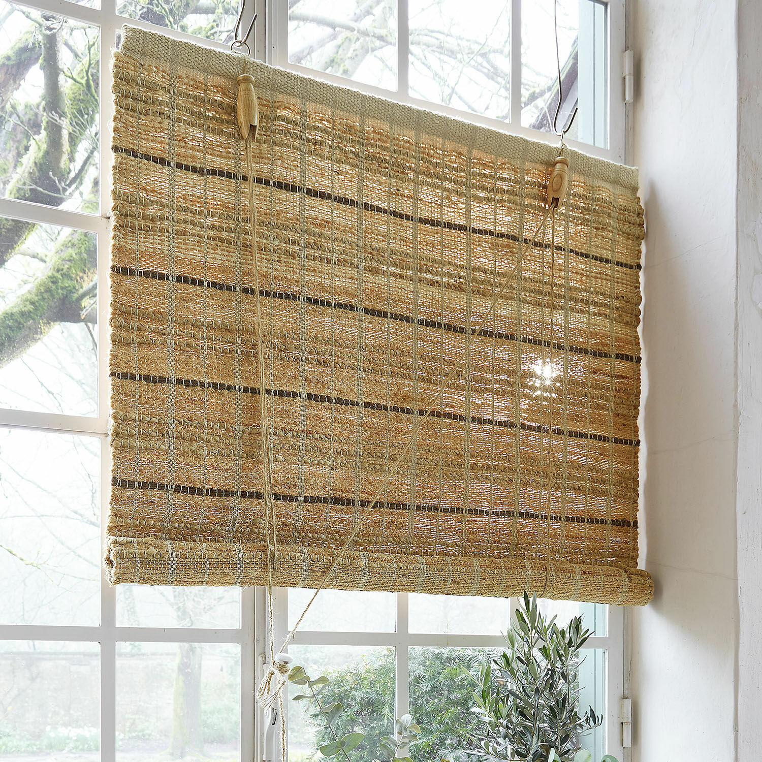 Rollo Nacarie Natürliche Jalousie aus gewebtem Material in Beige, ideal zum Dekorieren von Fenstern und Sonnenschutz