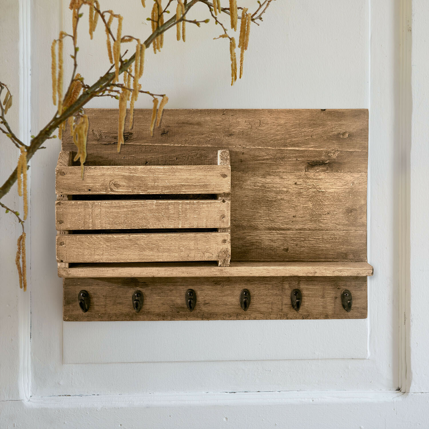 Rustikales Wandregal aus Naturholz mit Haken und Kiste zur praktischen Aufbewahrung im Flur