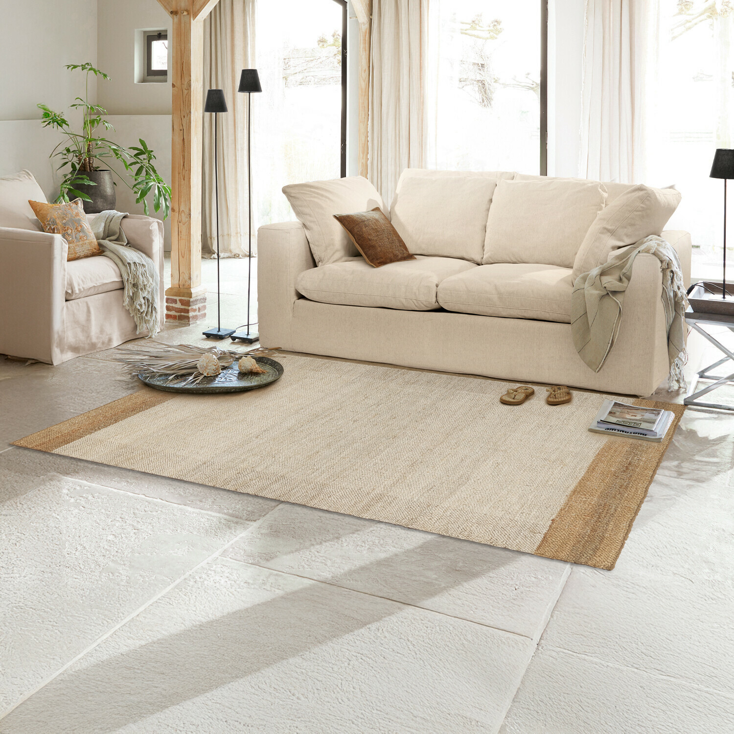 Teppich Estelune Beiger Teppich aus Naturmaterial im hellen Wohnzimmer mit Sofa und Sesseln, dekorativ und gemütlich