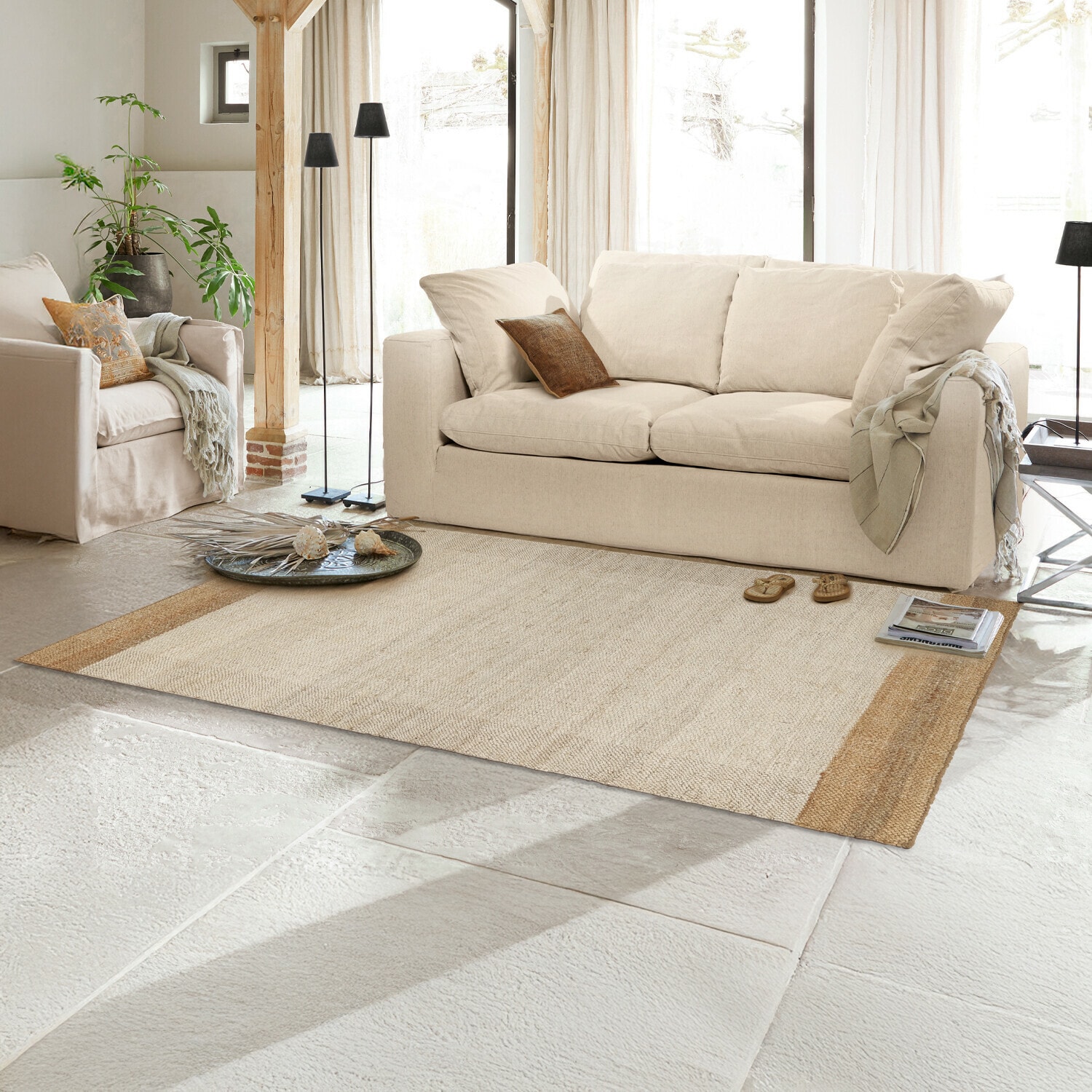 Teppich Estelune Beiger Teppich aus Naturmaterial im hellen Wohnzimmer mit Sofa und Sesseln, dekorativ und gemütlich
