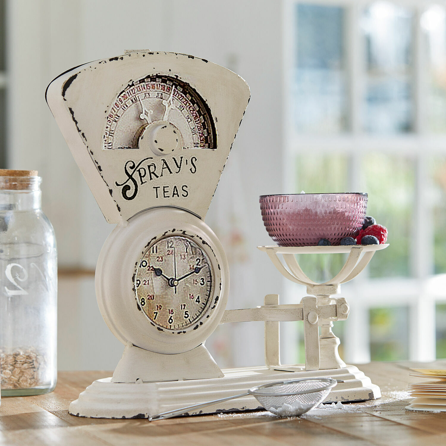Uhr Balances Weiße Vintage-Küchenwaage aus Metall mit rosa Schale und frischen Beeren auf Holztisch