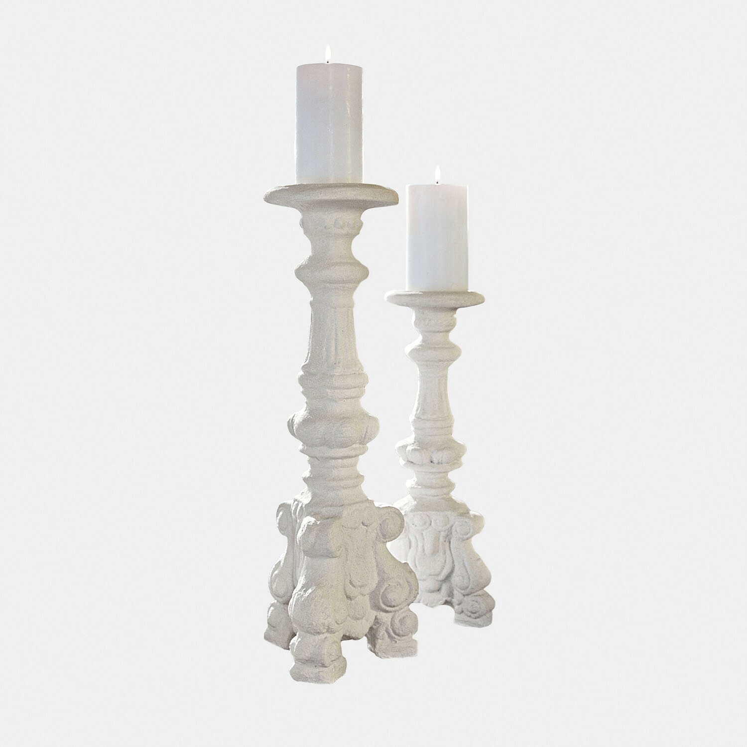 Kerzenständer 2er Set Chaverny Set aus zwei weißen Kerzenhaltern mit dekorativem Muster und weißen Kerzen, Wohnaccessoire