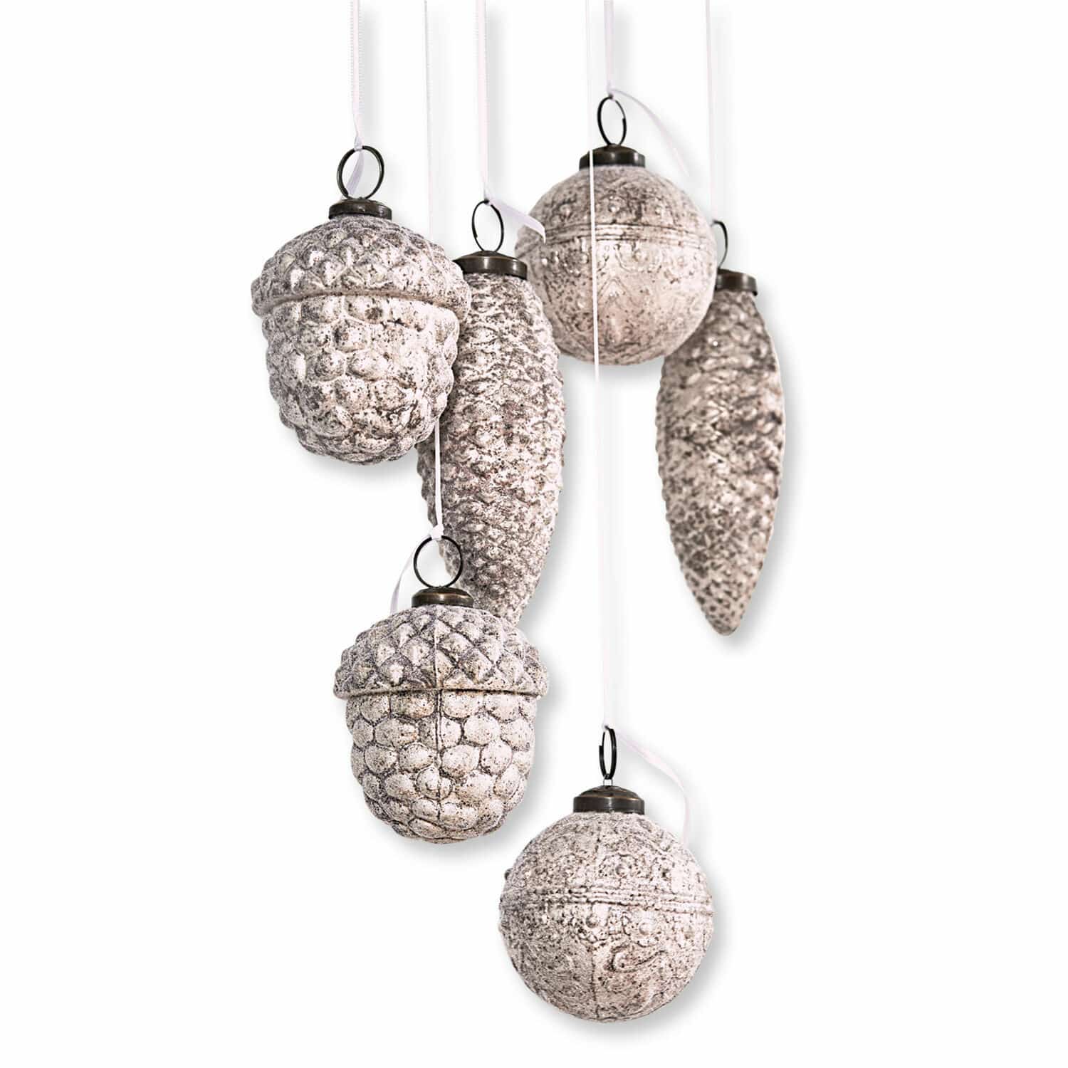 Weihnachtsschmuck 6er Set Quirat Set aus sechs Weihnachtsanhängern in Zapfen- und Eichelform mit weißem Vintage-Finish