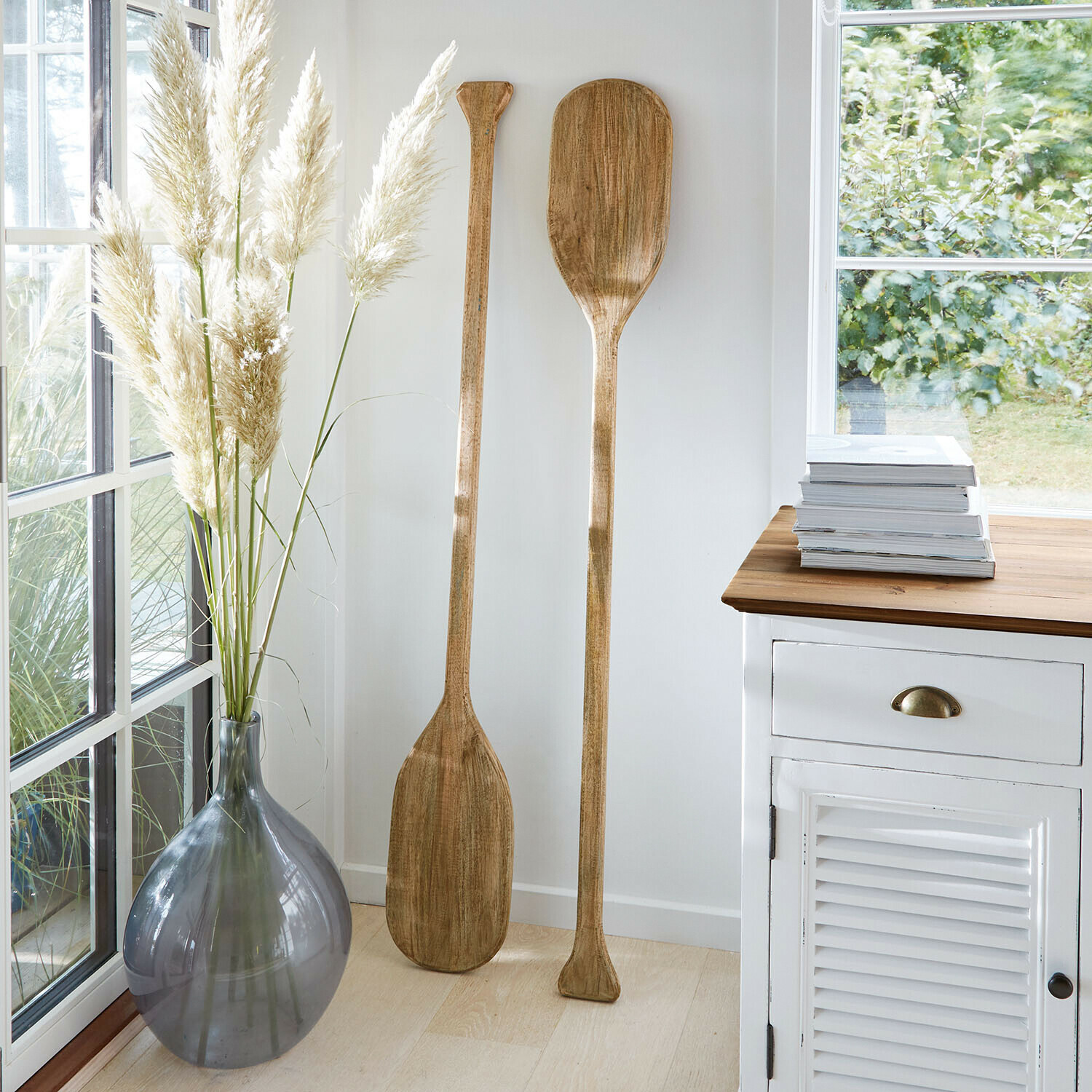 Deko-Paddel 2er Set Windermount Zwei dekorative Holzpaddel in hellem Raum neben grauer Vase und weißem Schrank