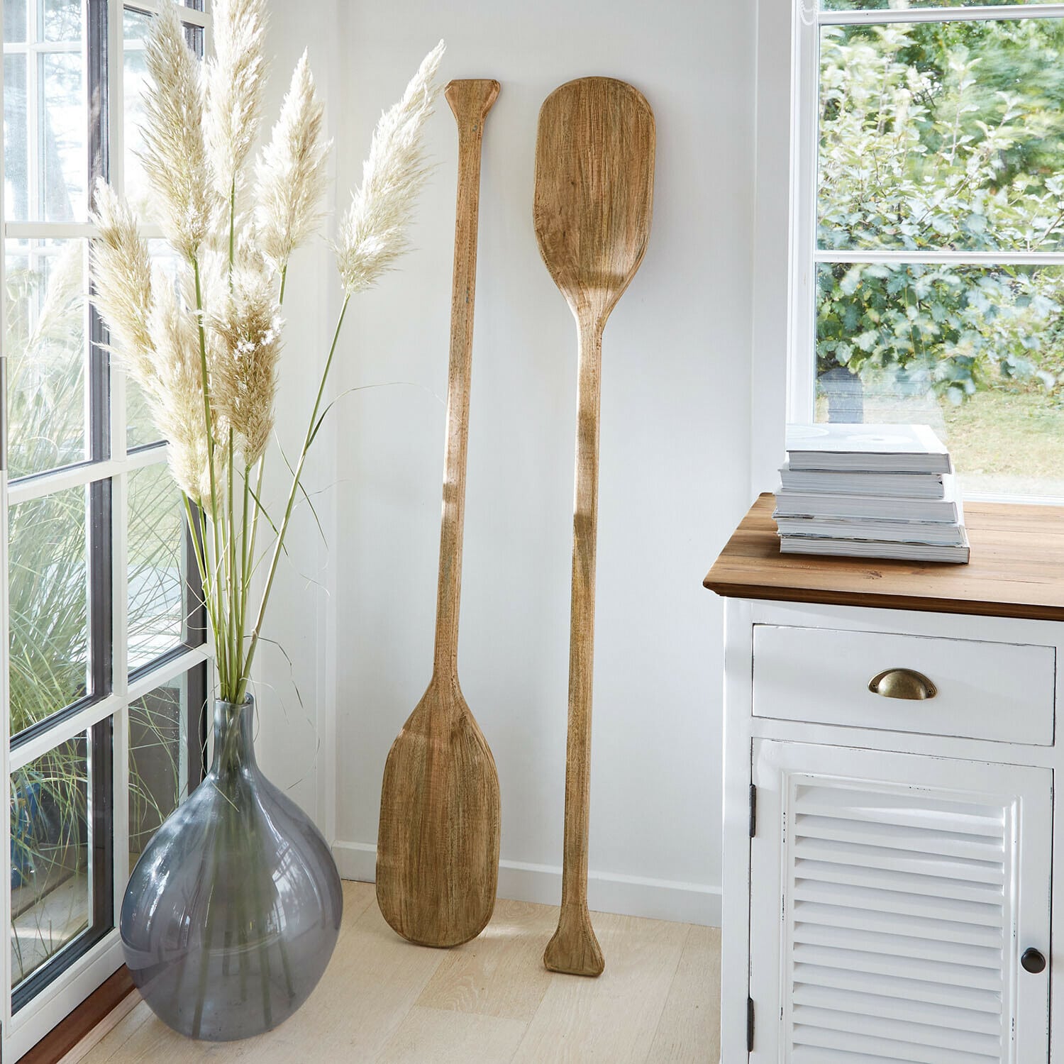 Deko-Paddel 2er Set Windermount Zwei dekorative Holzpaddel in hellem Raum neben grauer Vase und weißem Schrank