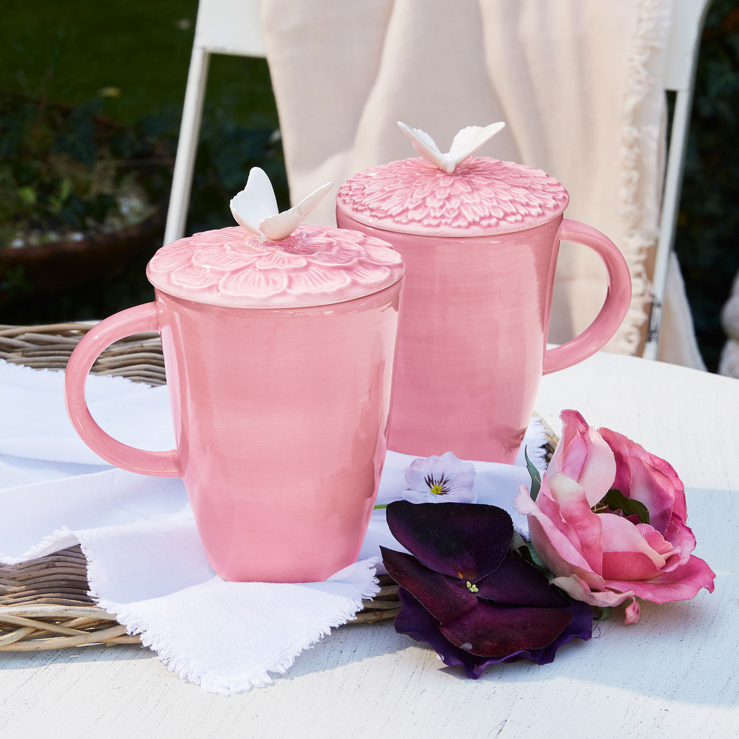 Tasse 2er Set Daireann Rosa Keramiktasse mit Deckel und weißem Schmetterling, Tischdekoration mit Blumen