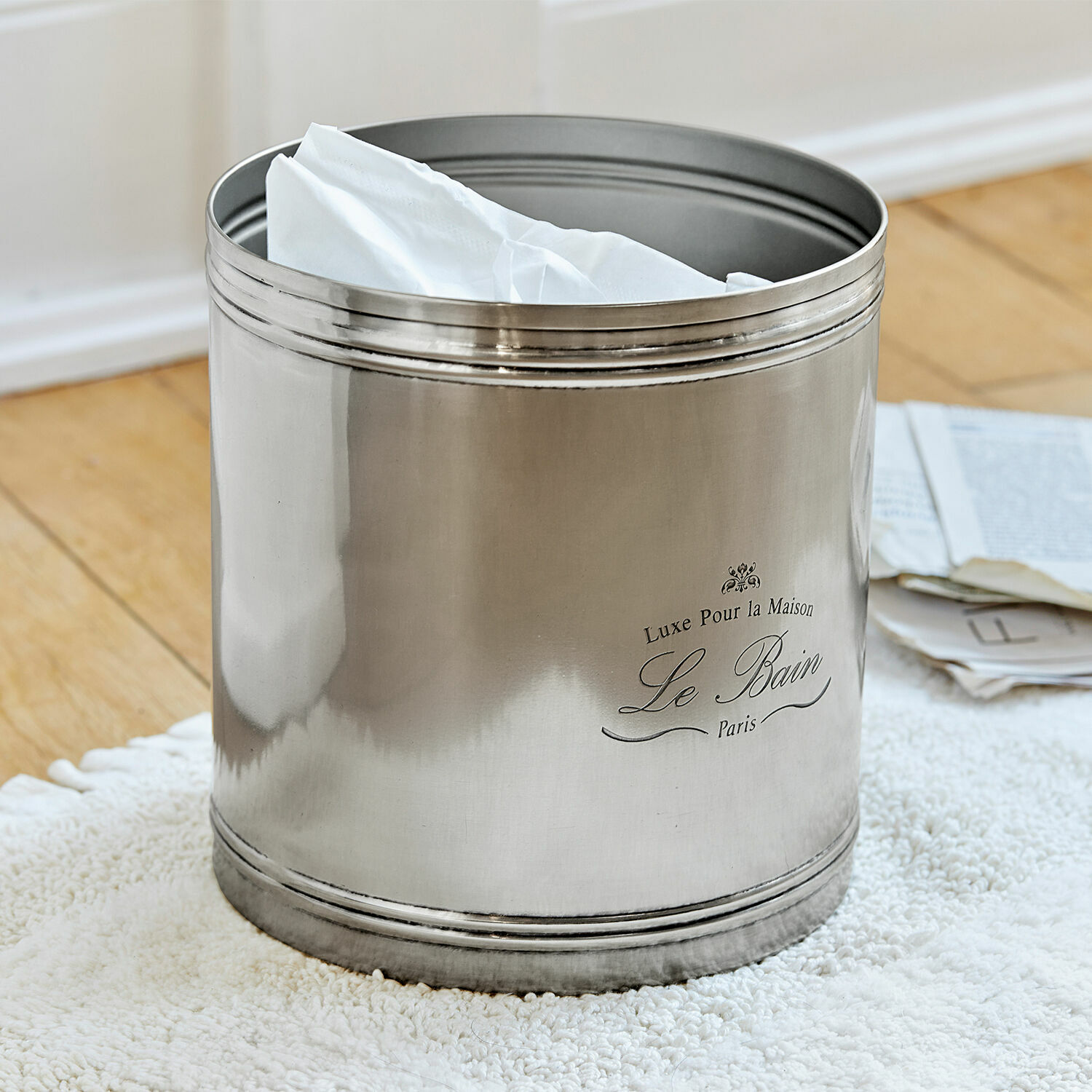 Abfalleimer Le Bain Silberner Metallbehälter für Badezimmer mit weißen Handtüchern, stilvolle Dekoration