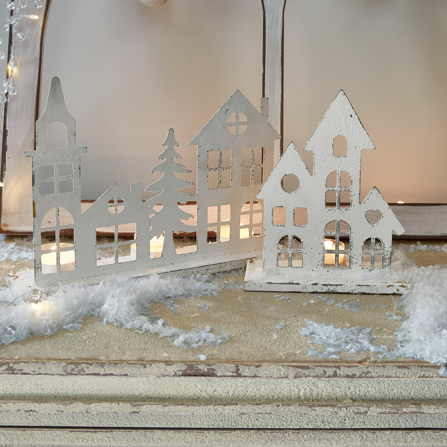 Kerzenständer 2er Set Vexano Weiße Metall-Dekohäuser mit Fenster-Ausschnitten und Lichtern für winterliche Weihnachtsdeko
