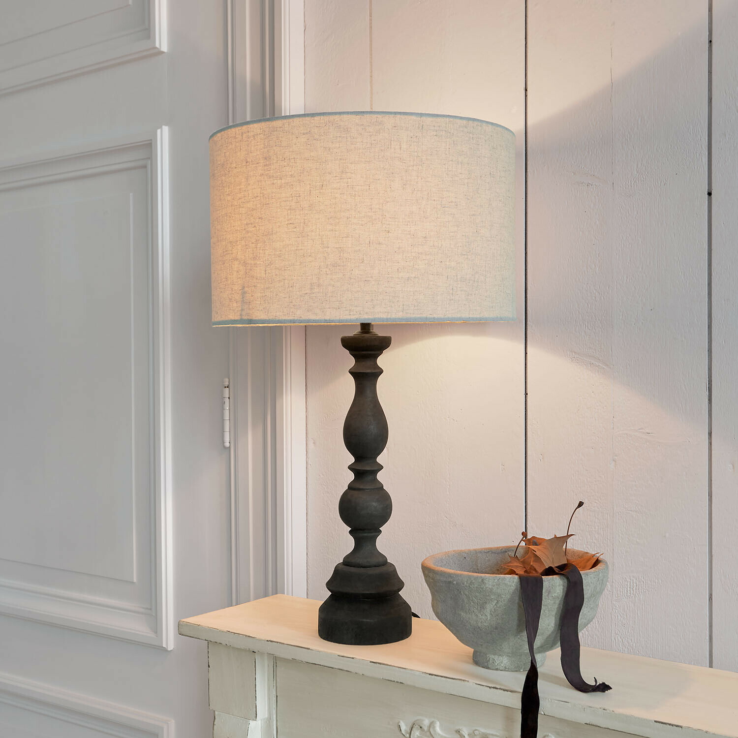 Tischlampe Freydaal Tischlampe mit schwarzem Sockel und beigem Lampenschirm auf hellem Hintergrund, Wohnaccessoire