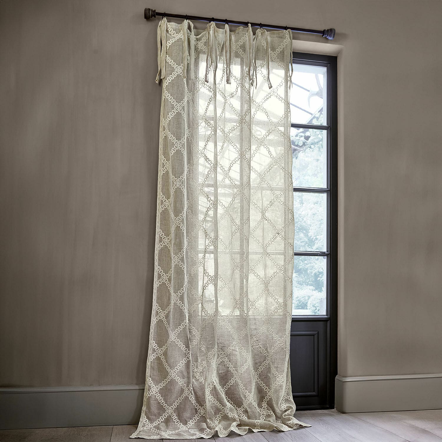 Gardine Kalidah Beige Gardine aus leichtem Stoff mit besticktem Muster, dekorativer Fensterschmuck fürs Wohnzimmer