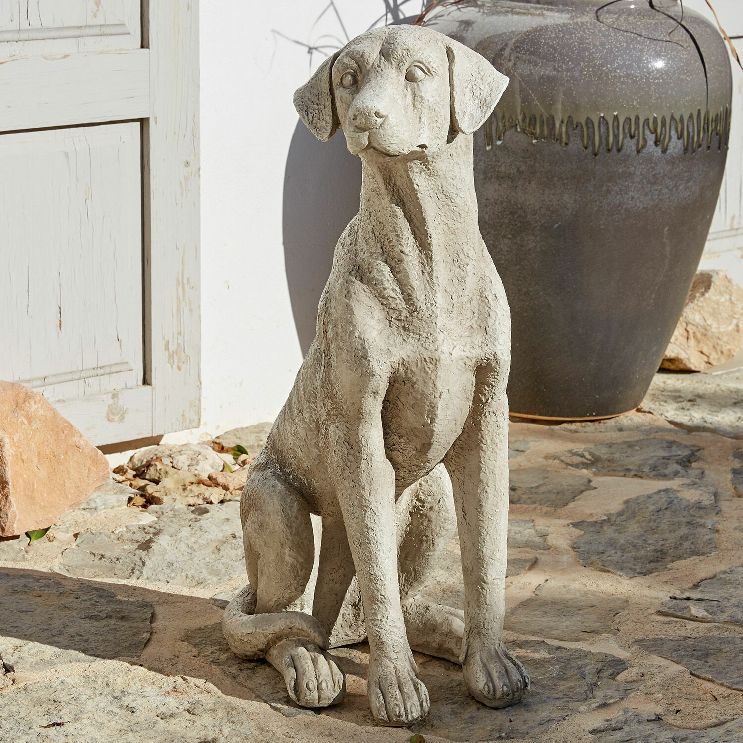 Deko-Hund Elliot Dekorative Hundeskulptur aus grauem Beton auf Steinboden für Gartenbereich