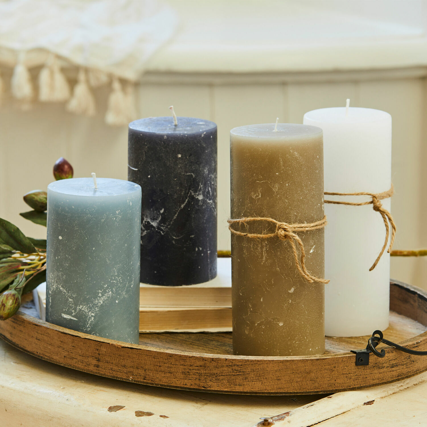 Kerze 4er Set Berekua Set aus vier Kerzen in Blau, Schwarz, Braun und Weiß auf einem dekorativen Holztablett