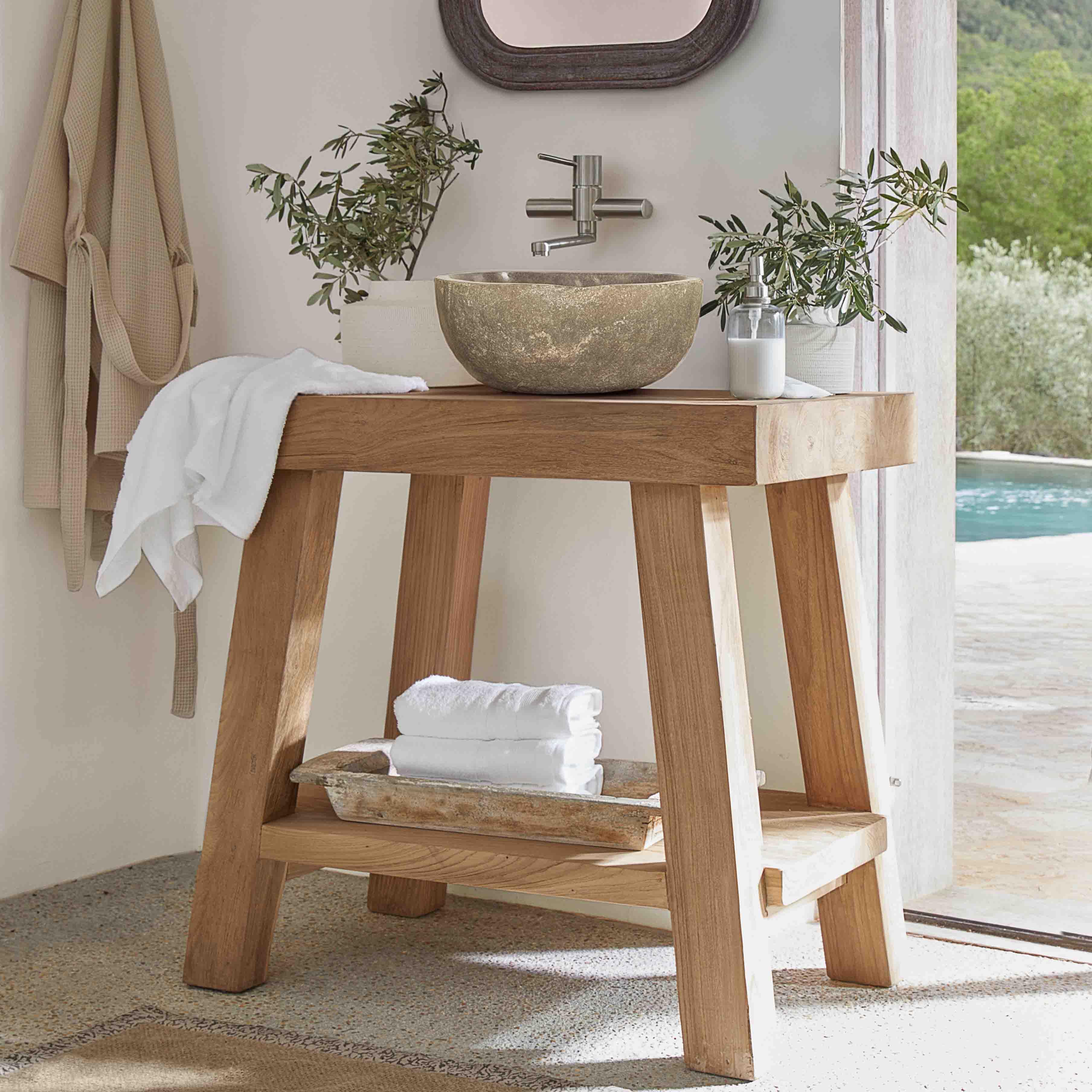 Holz-Badkonsole mit steinerner Waschschale und weißen Handtüchern in hellem Raum