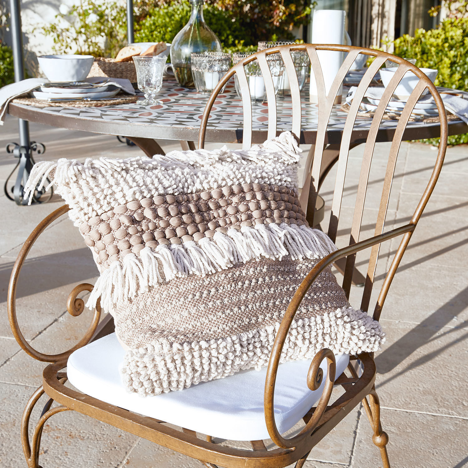 In- & Outdoor-Kissenhülle Sai Beige dekoratives Kissen mit Fransen auf Metallstuhl auf Terrasse, Heimtextilien