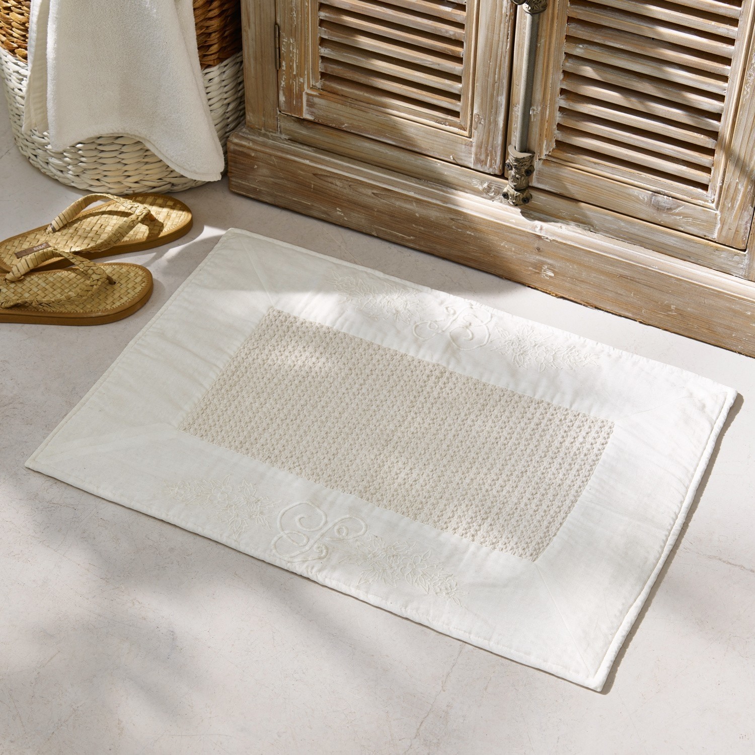 Badematte Padrig Beige Baumwoll-Badematte mit besticktem Muster und weicher Mitte für den Boden