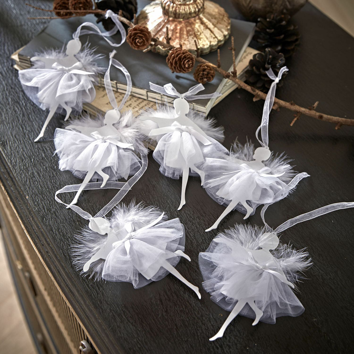 Anhänger 6er Set Ursule Set weiße Ballerina-Dekorationen aus Tüll mit Federn für festliche Weihnachtsdeko
