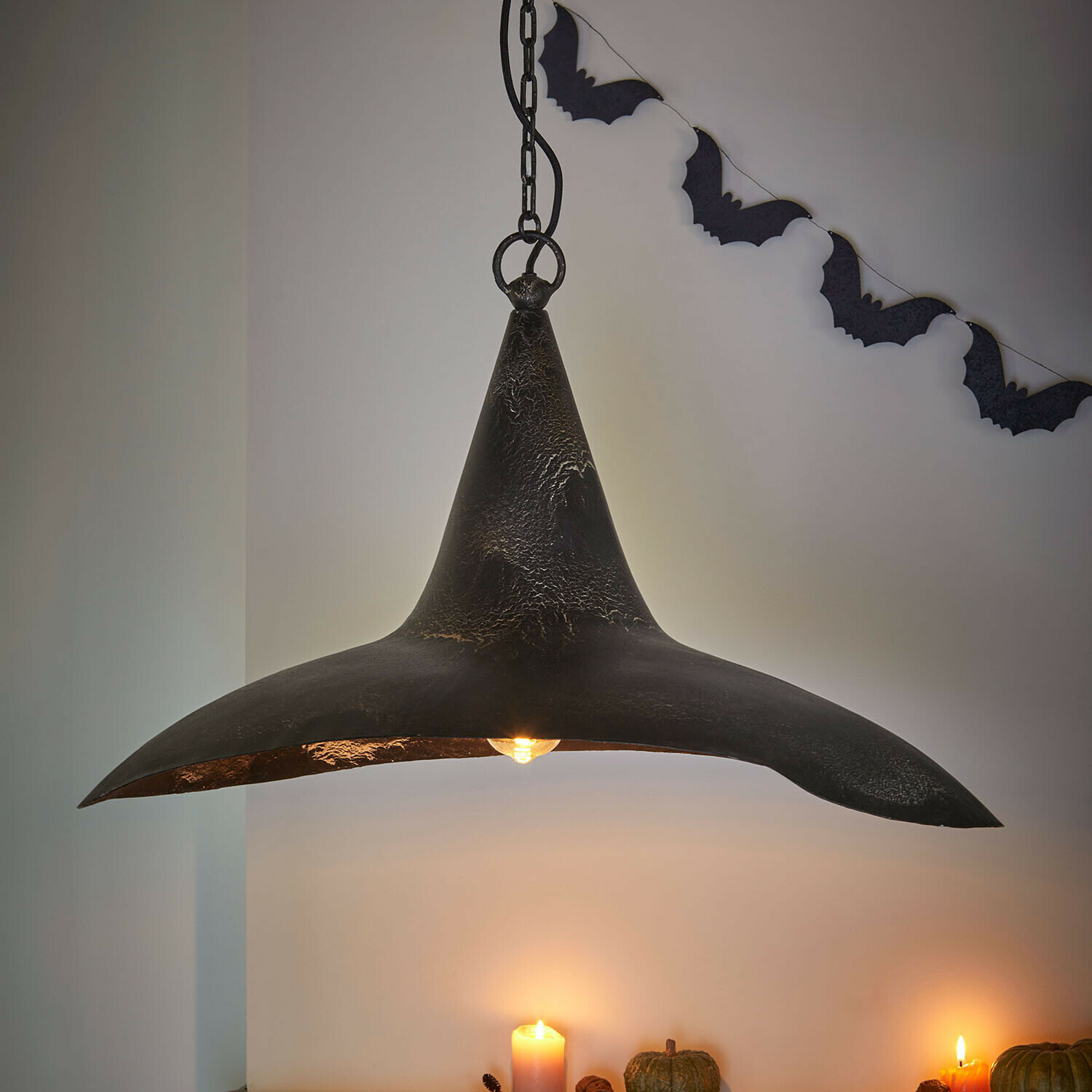 Hängelampe Maerlinna Hängelampe aus schwarzem Metall in Hexenhut-Form mit Fledermaus-Dekoration und Kerzenlicht