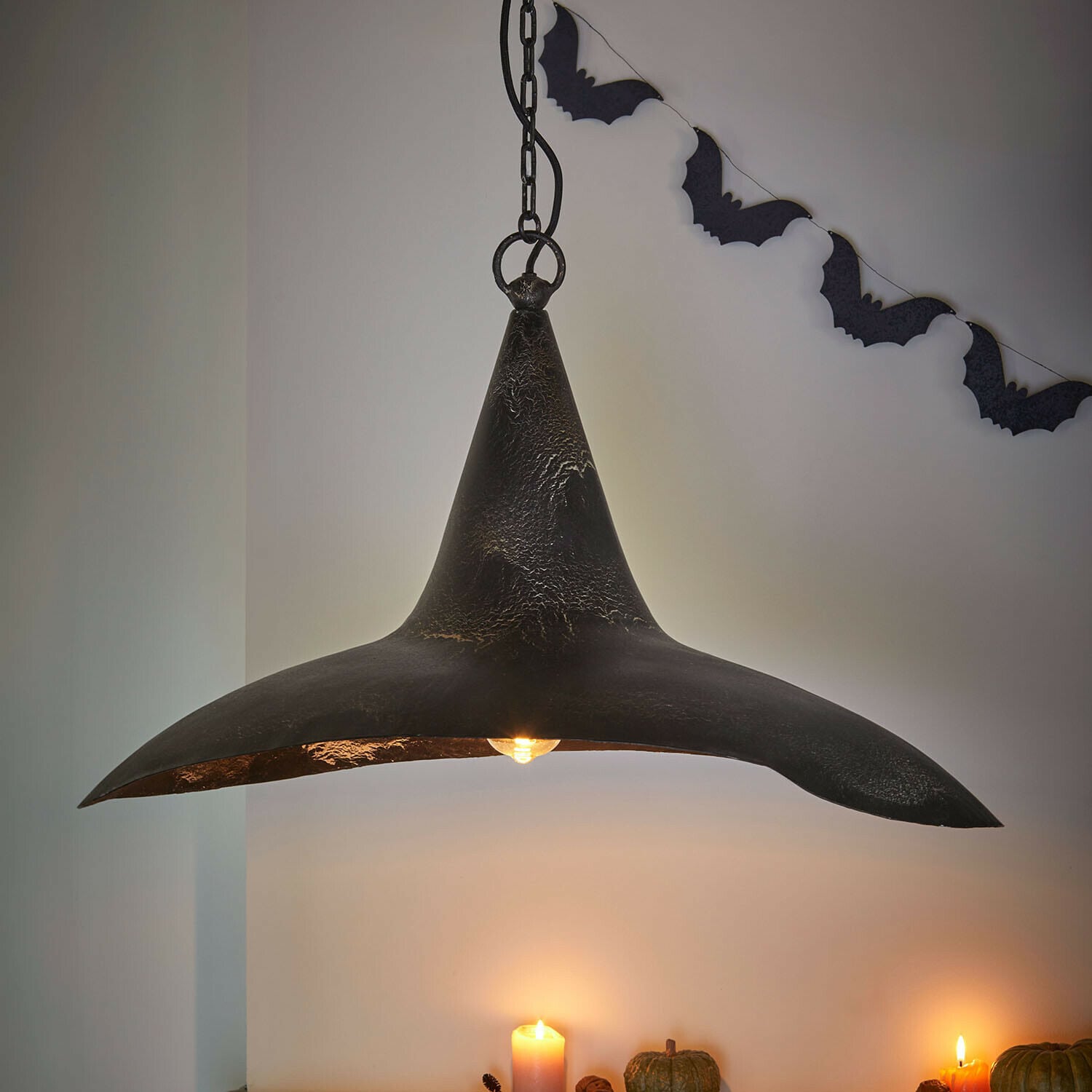 Hängelampe Maerlinna Hängelampe aus schwarzem Metall in Hexenhut-Form mit Fledermaus-Dekoration und Kerzenlicht