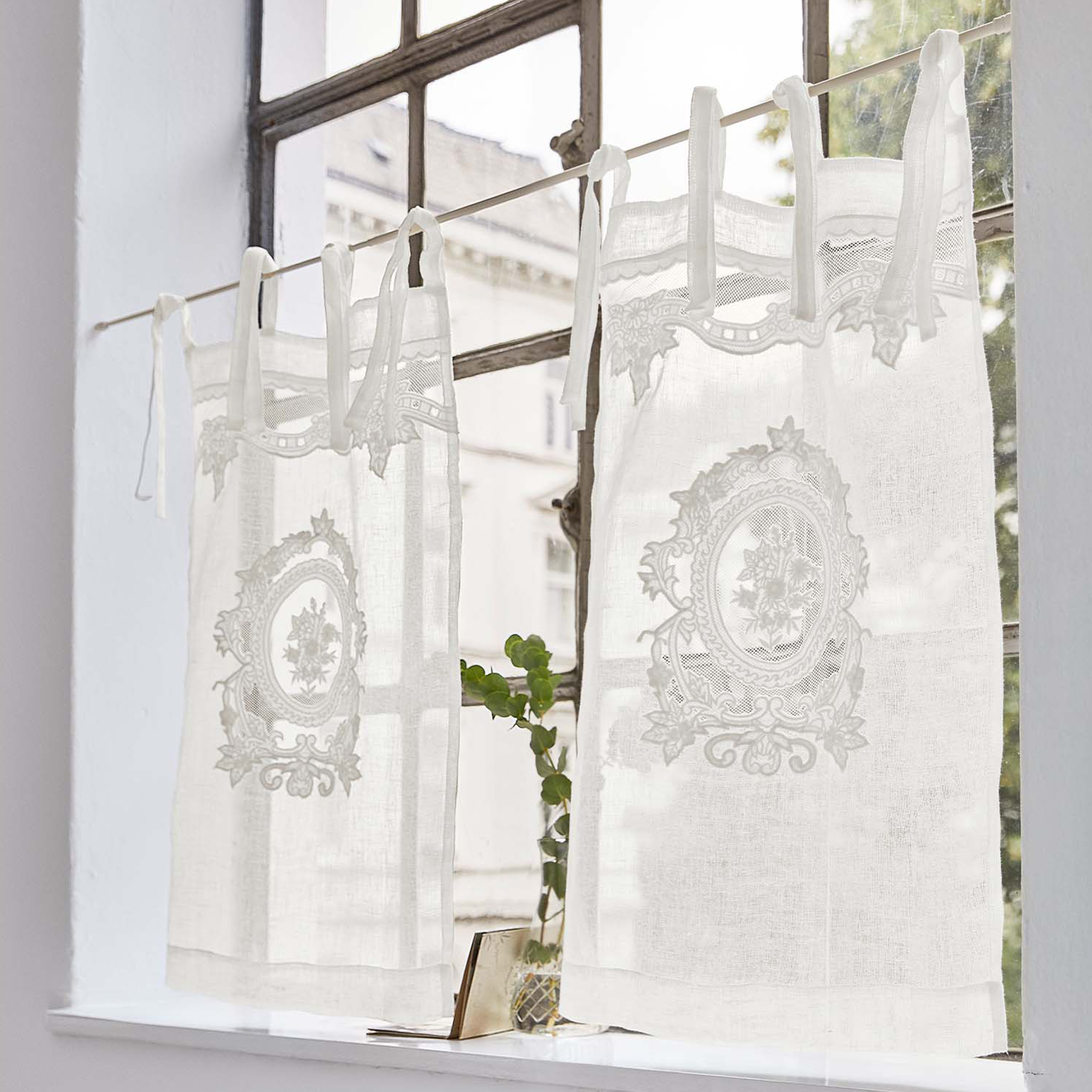 Weiße Leinenvorhänge mit besticktem Blumenmuster, zart und dekorativ für Küchenfenster