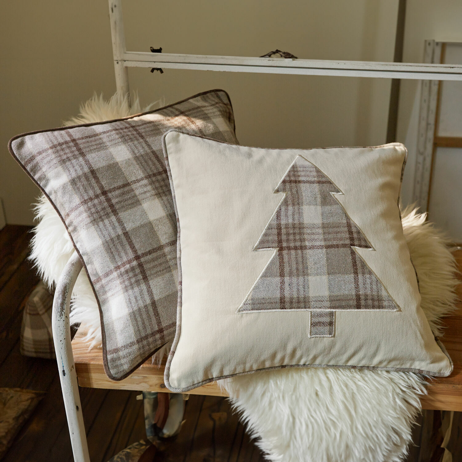 Kissenhülle 2er Set Ersac Set aus zwei dekorativen Kissen aus Baumwolle und Wolle in beige-braunem Karomuster mit Tannenbaum-Motiv