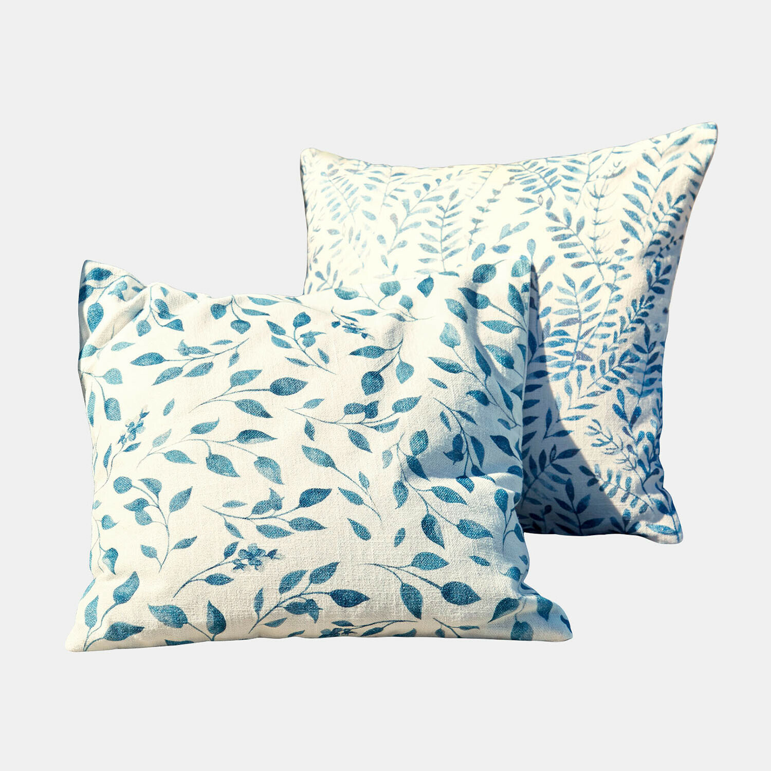 Kissenhülle 2er Set Ocevara Zwei dekorative Baumwollkissen in Creme mit blauem Blattmuster, stilvolle Wohntextilien