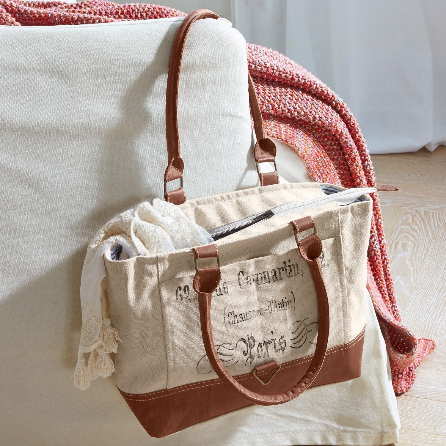 Tasche Linna Beige Stofftasche mit braunen Lederdetails und Paris-Aufdruck, praktische Alltagstasche mit Reißverschluss