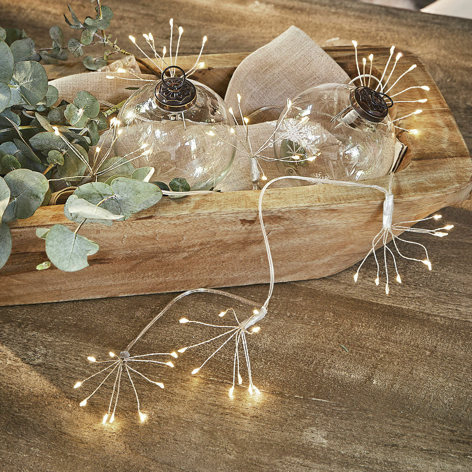 Lichterkette Sparkles Dekorative Glaskugeln mit feinem Muster und warmweißer LED-Lichterkette auf Holztablett