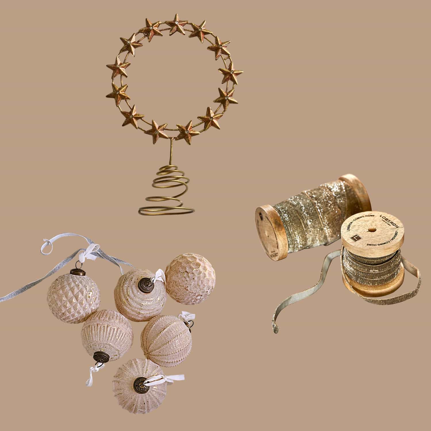 Set aus goldfarbenen Weihnachtsdekorationen mit Stern-Topper, Kugeln und glitzernden Bändern