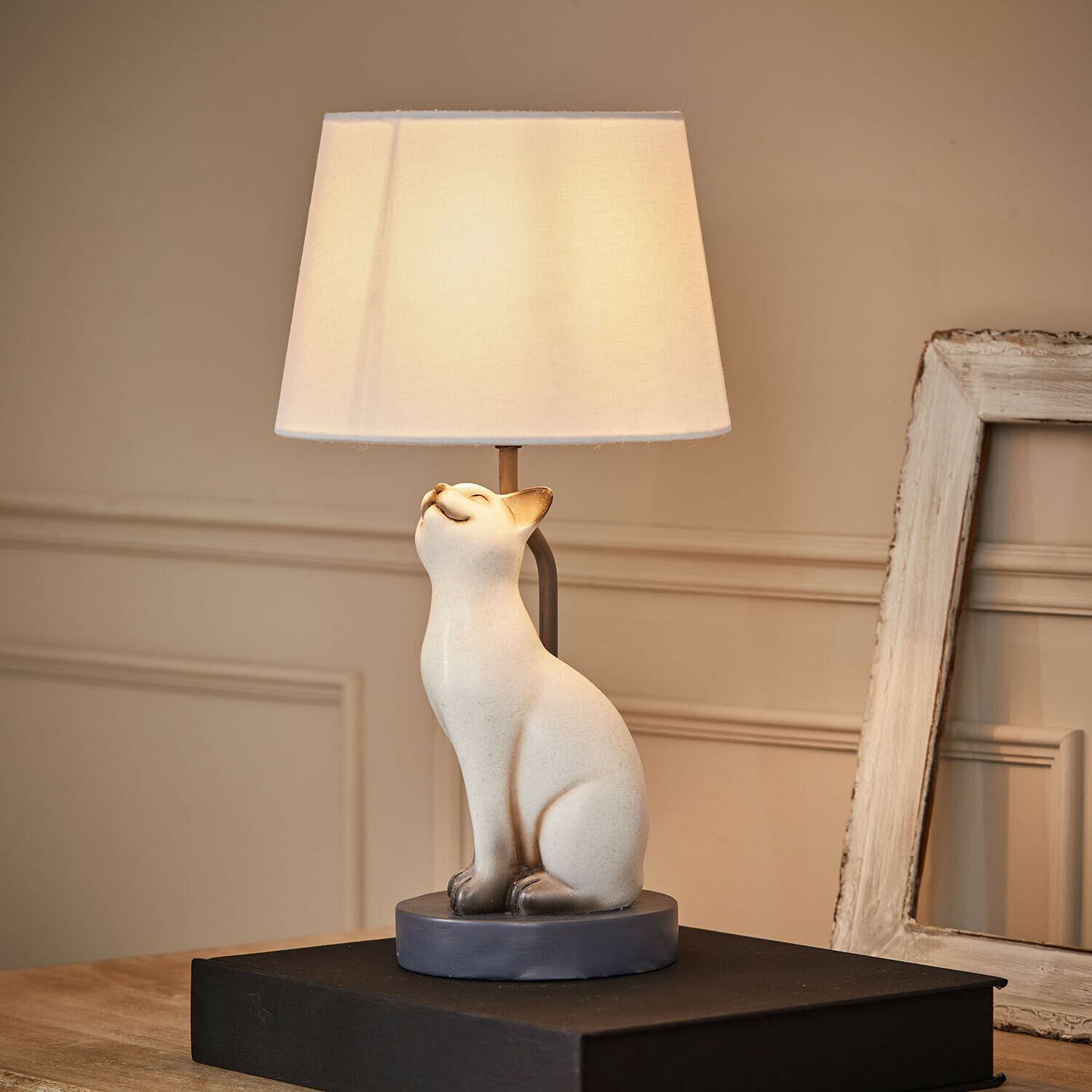 Tischlampe Ormeya Tischlampe mit weißer Keramikbasis in Katzenform und cremefarbenem Lampenschirm für Wohnzimmer