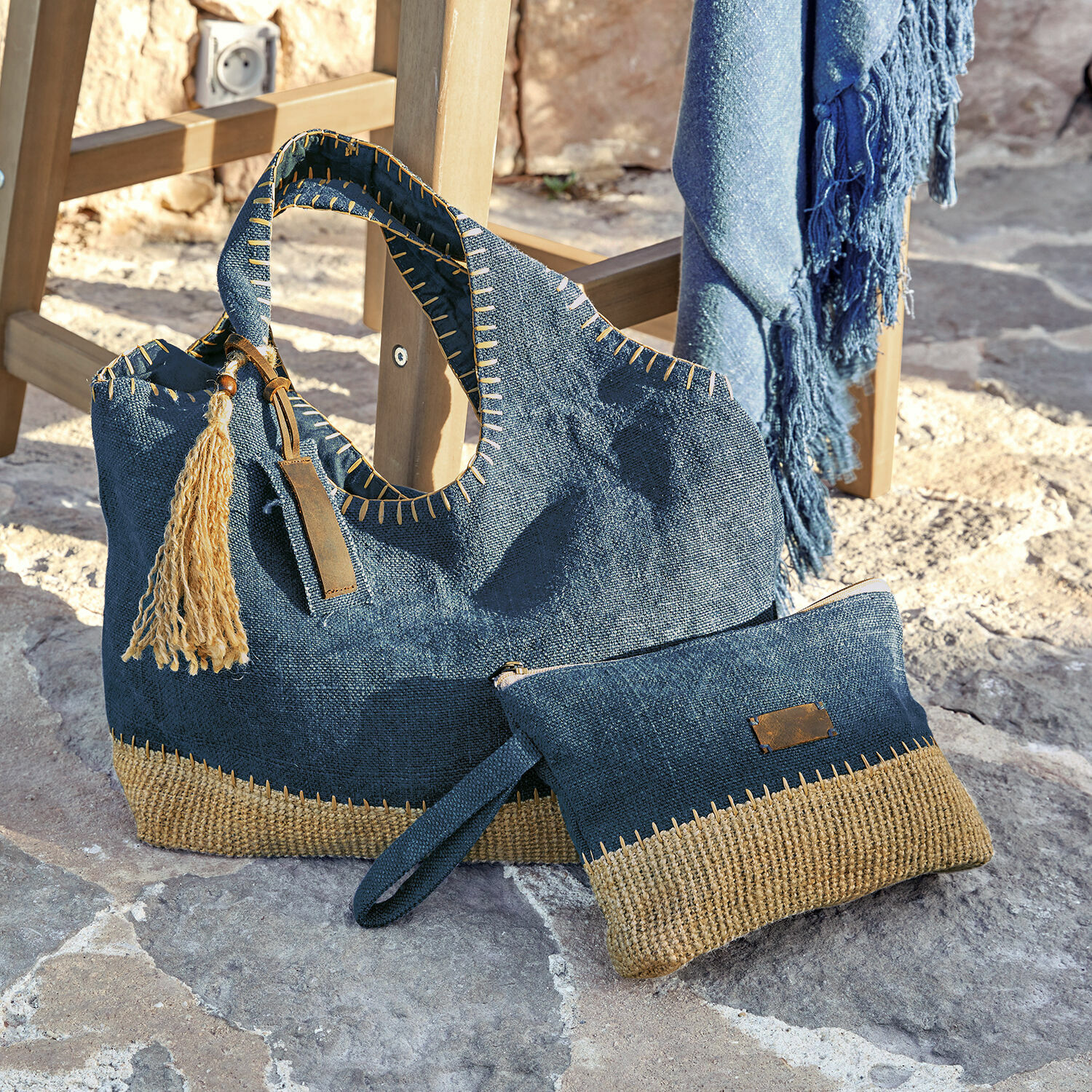 Tasche 2er Set Cacula Dunkelblaue Tasche und Kosmetiktasche aus Naturmaterial mit beigen Details auf Steinboden