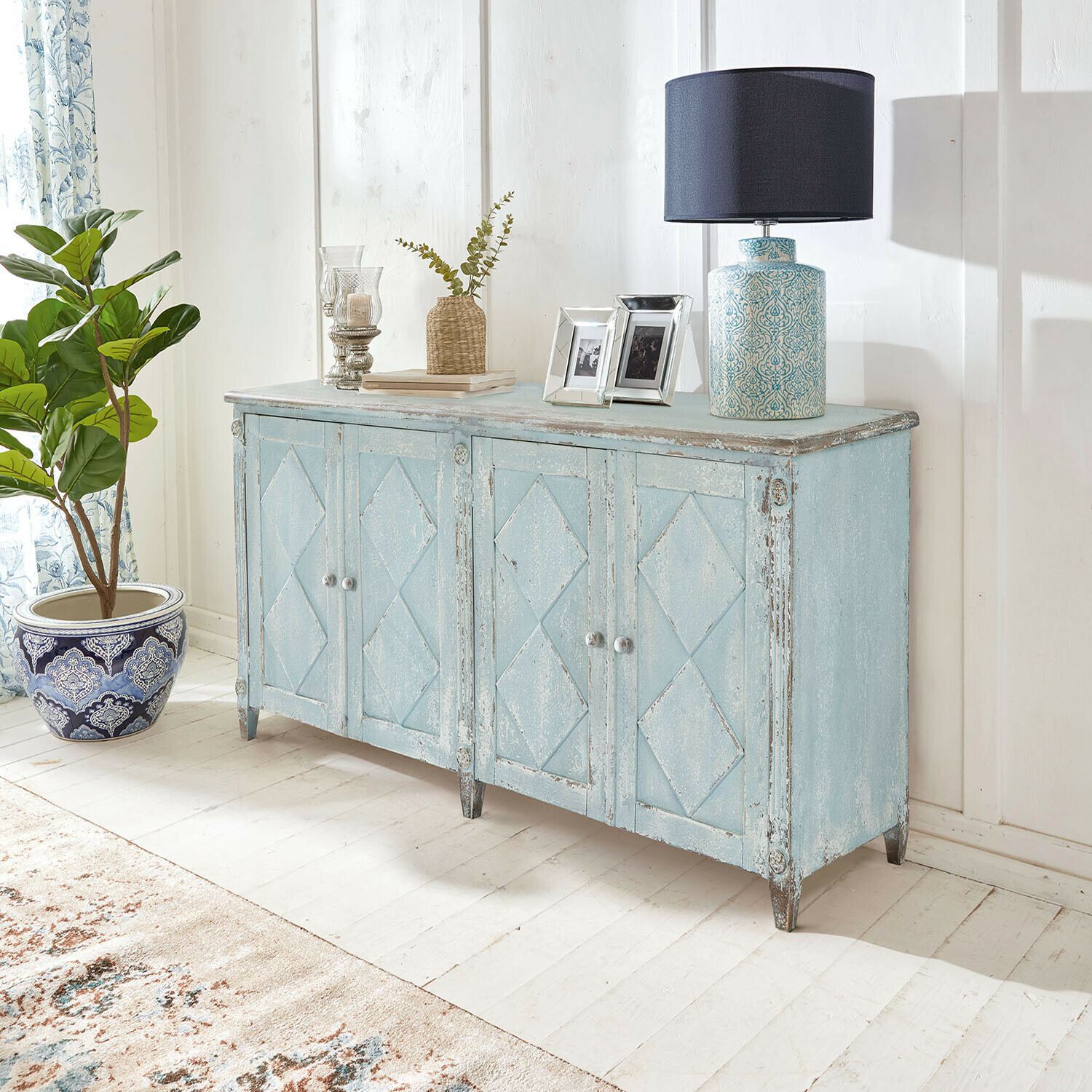 Kommode Resplandor Hellblaue Holzkommode mit Shabby-Chic-Oberfläche und dekorativer Tischlampe im Vintage-Stil