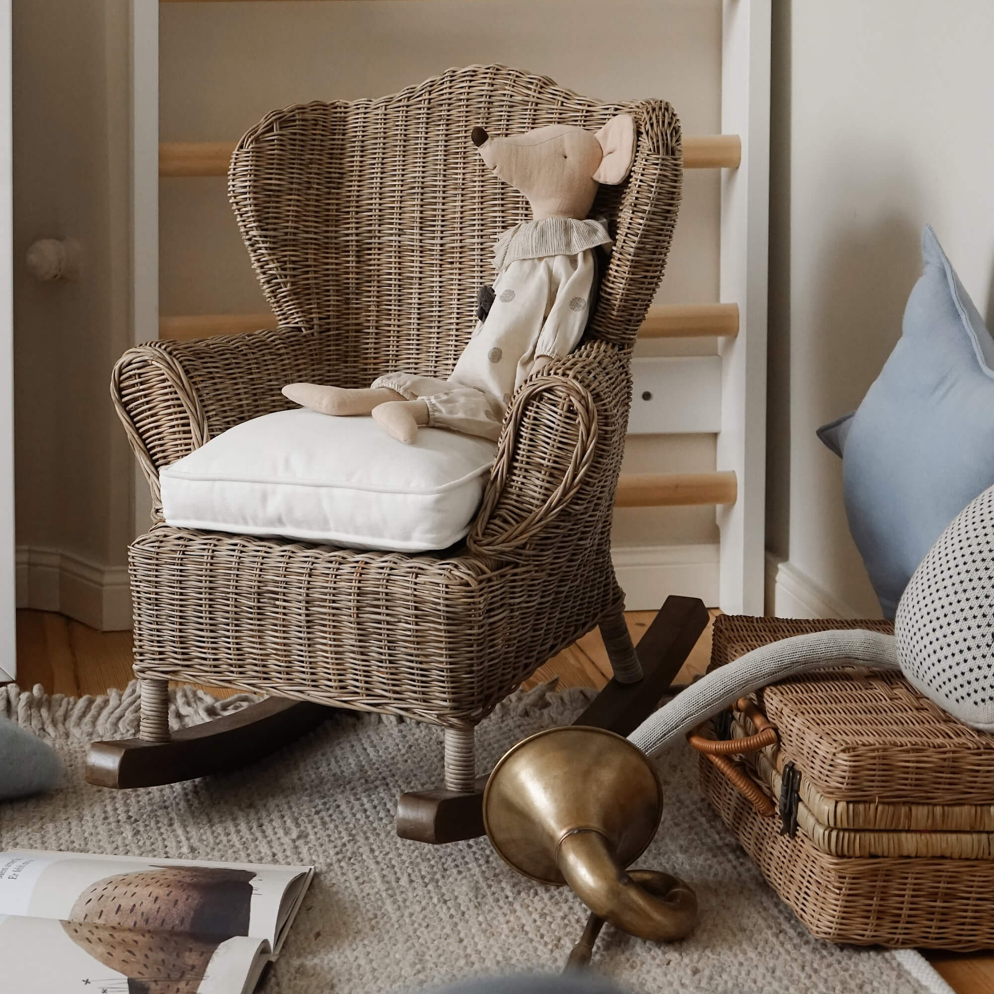 Rattanschaukelstuhl mit weißem Kissen und Plüschmaus, natürlicher Look, Kinderzimmerdeko