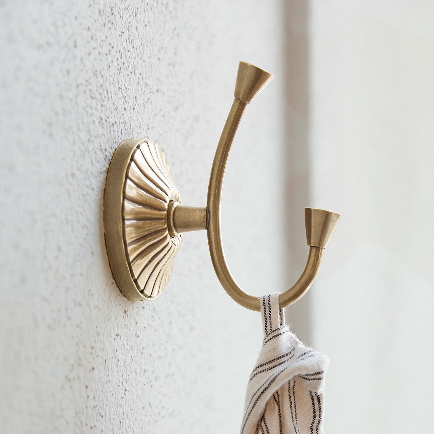 Haken Terling Doppelter Wandhaken aus Messing mit dekorativer Basis und aufgehängtem Stoff im Vintage-Stil
