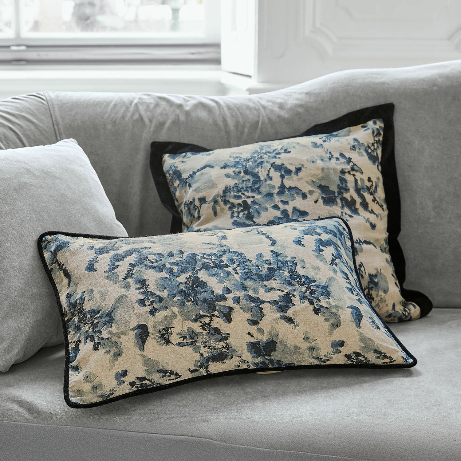 Dekorative Baumwollkissen in Beige-Blau auf grauem Sofa, stilvolle Wohnaccessoires für Wohnzimmer