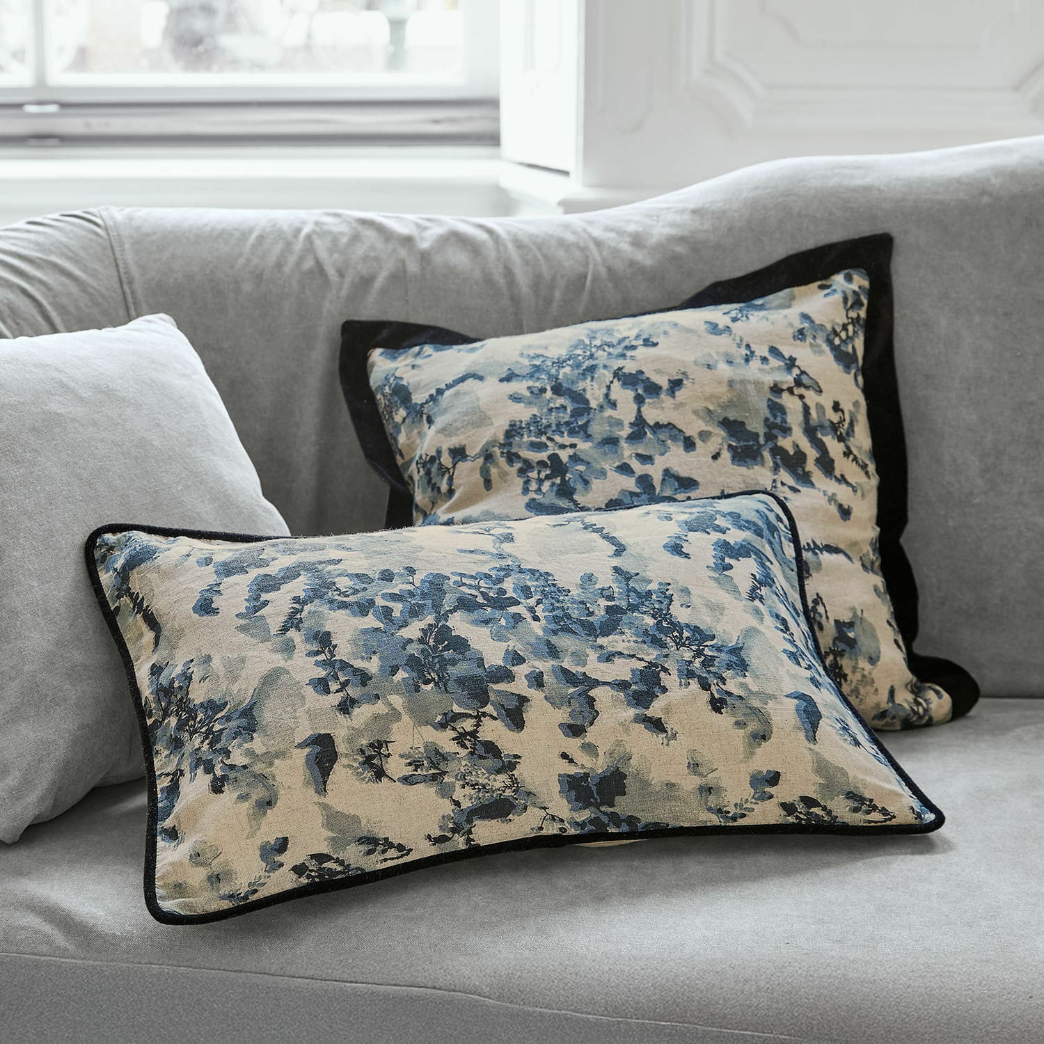 Kissenhülle 2er Set Miretique Dekorative Baumwollkissen in Beige-Blau auf grauem Sofa, stilvolle Wohnaccessoires für Wohnzimmer