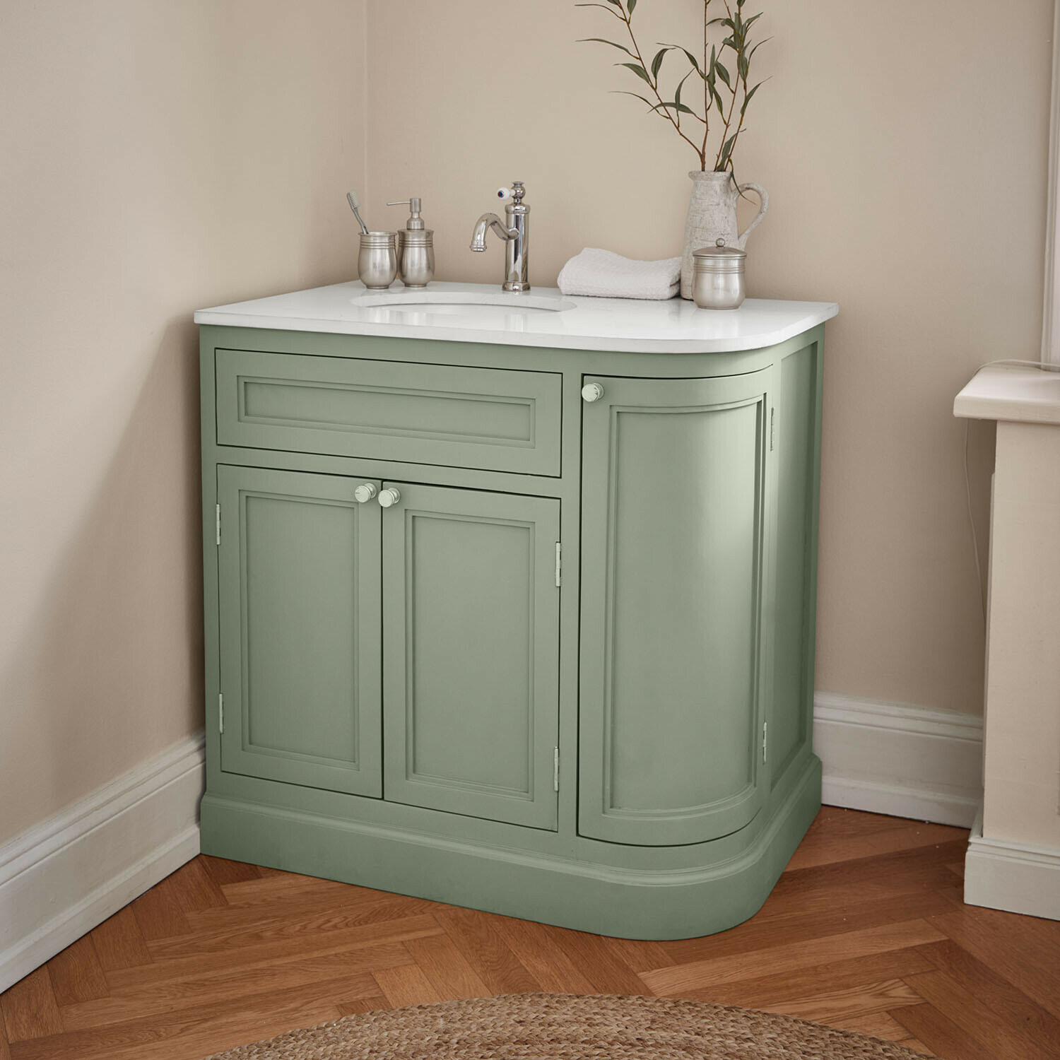 Waschtisch Léonvelle Grüner Badezimmerschrank mit weißer Arbeitsplatte und verchromtem Wasserhahn, Vintage-Stil, Holzboden