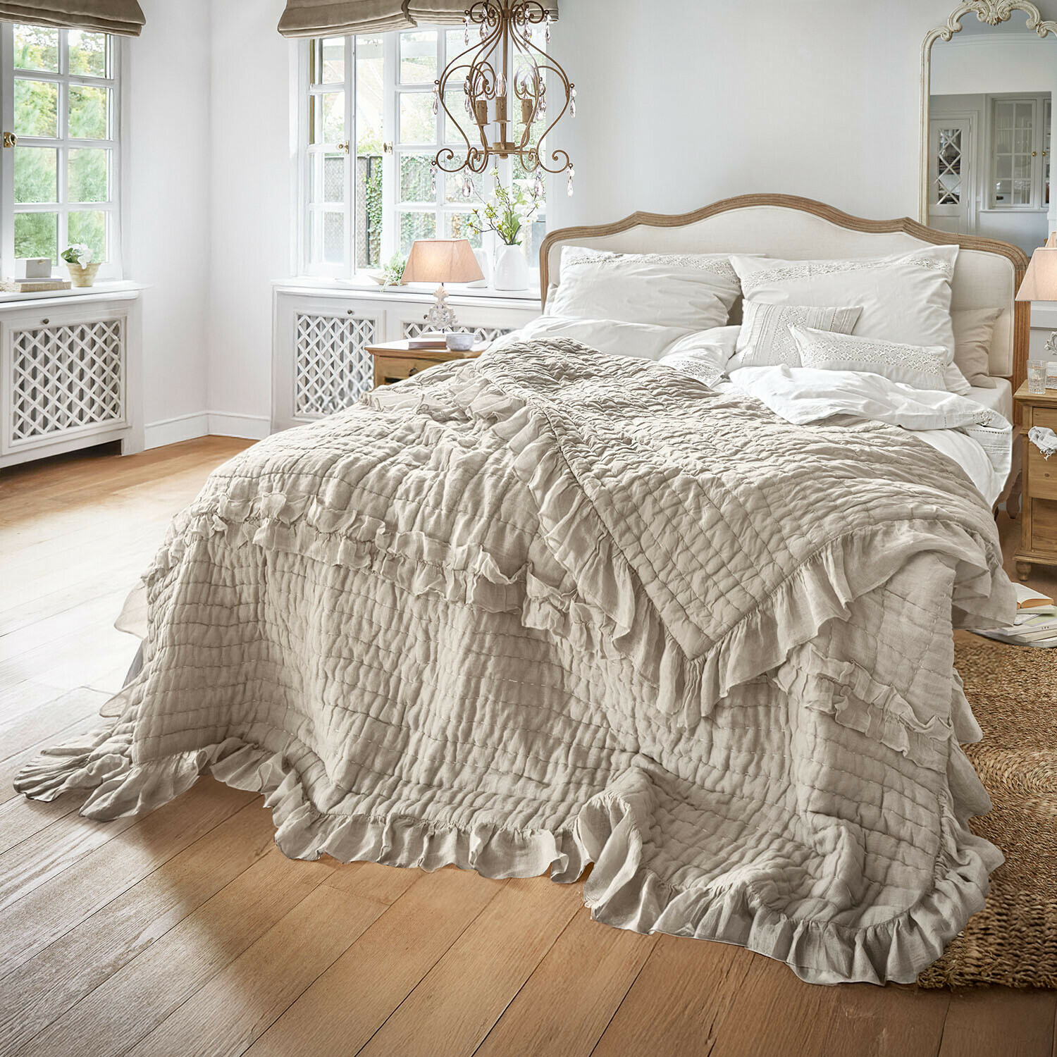 Quilt Calennent Beige Steppdecke mit Rüschen aus weichem Material auf Bett in hellem Schlafzimmer mit Holzboden