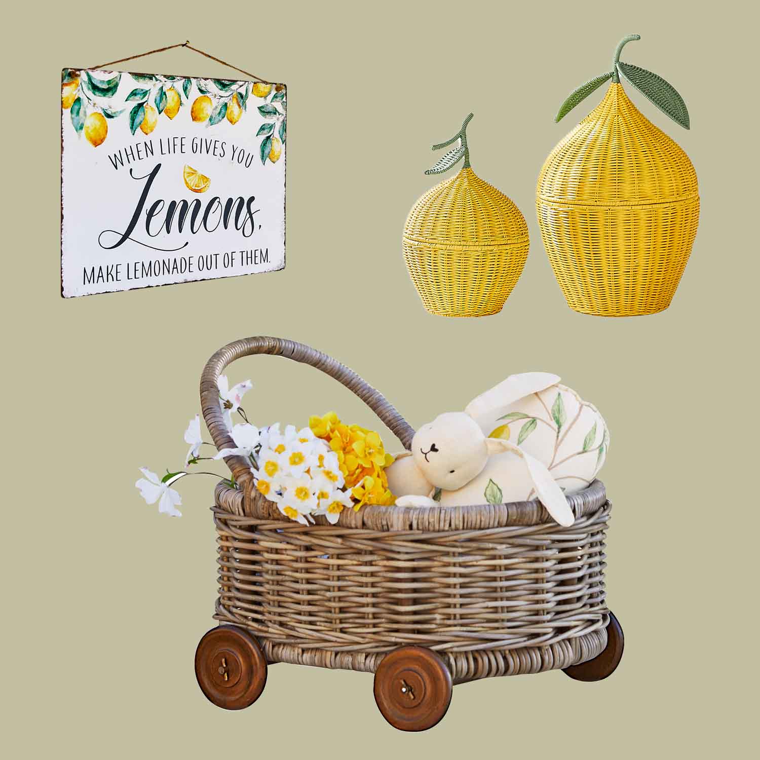 Wagen aus Rattan mit Plüschhase und Blumen, daneben zwei gelbe Zitronenförmige Körbe aus geflochtenem Material