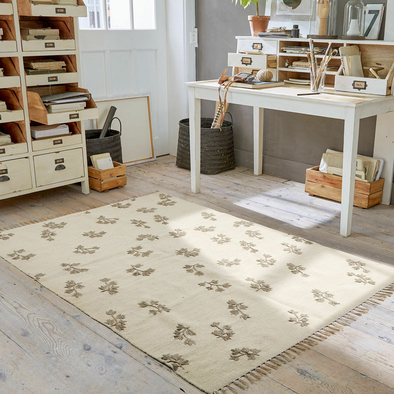 Teppich Galorique Beiger Teppich mit floralem Muster und Fransen auf Holzboden in hellem Arbeitszimmer