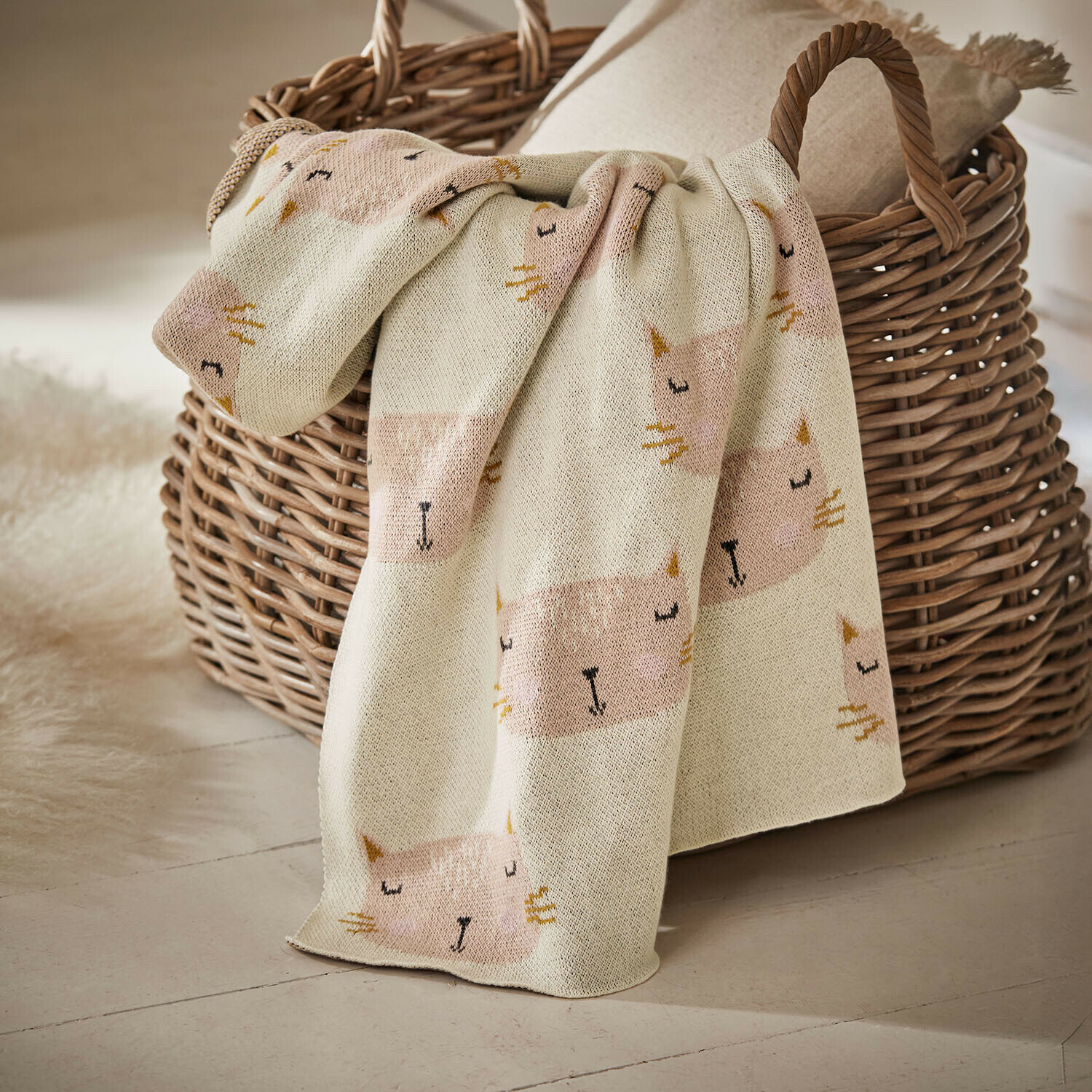 Katzendecke Layouna Cremefarbene Decke mit rosa Katzenmotiven, weiches Material, ideal für Dekoration und Entspannung