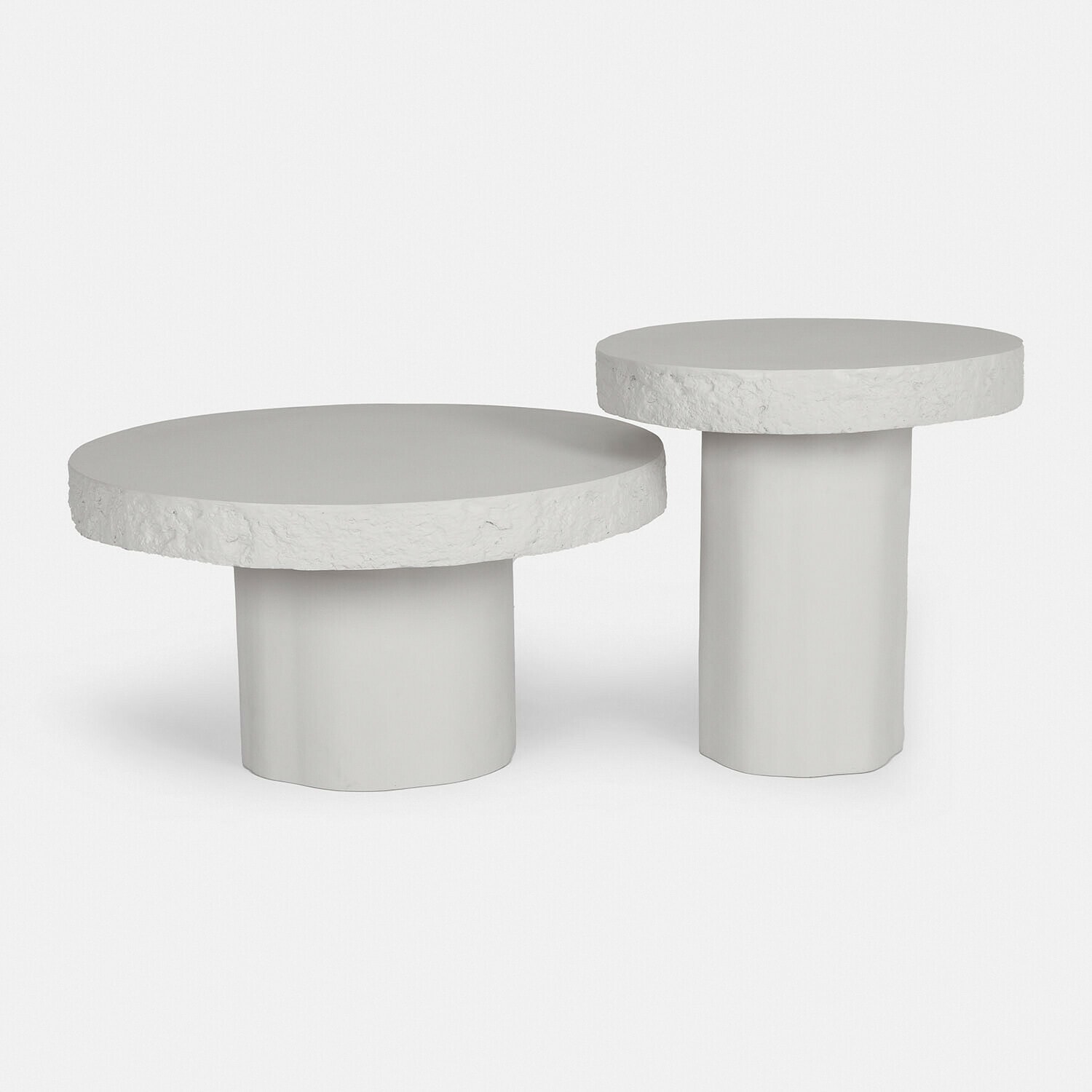 Set aus zwei weißen Beistelltischen aus Beton mit strukturierter Oberfläche und zylindrischem Fuß