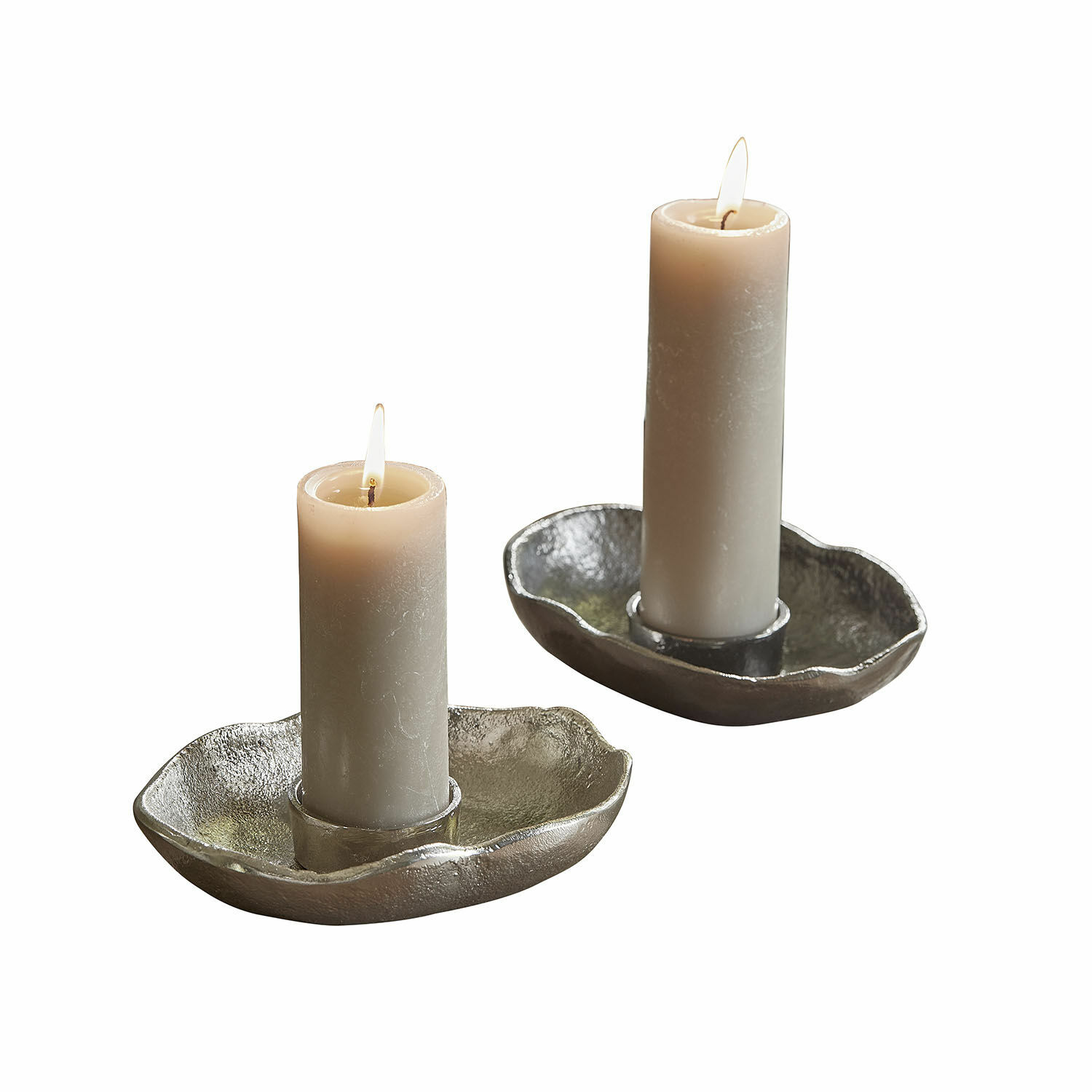 Teelichthalter 2er Set Quilvano Zwei beige Kerzen in silbernen Metallkerzenhaltern mit unregelmäßiger Form, dekoratives Wohnaccessoire
