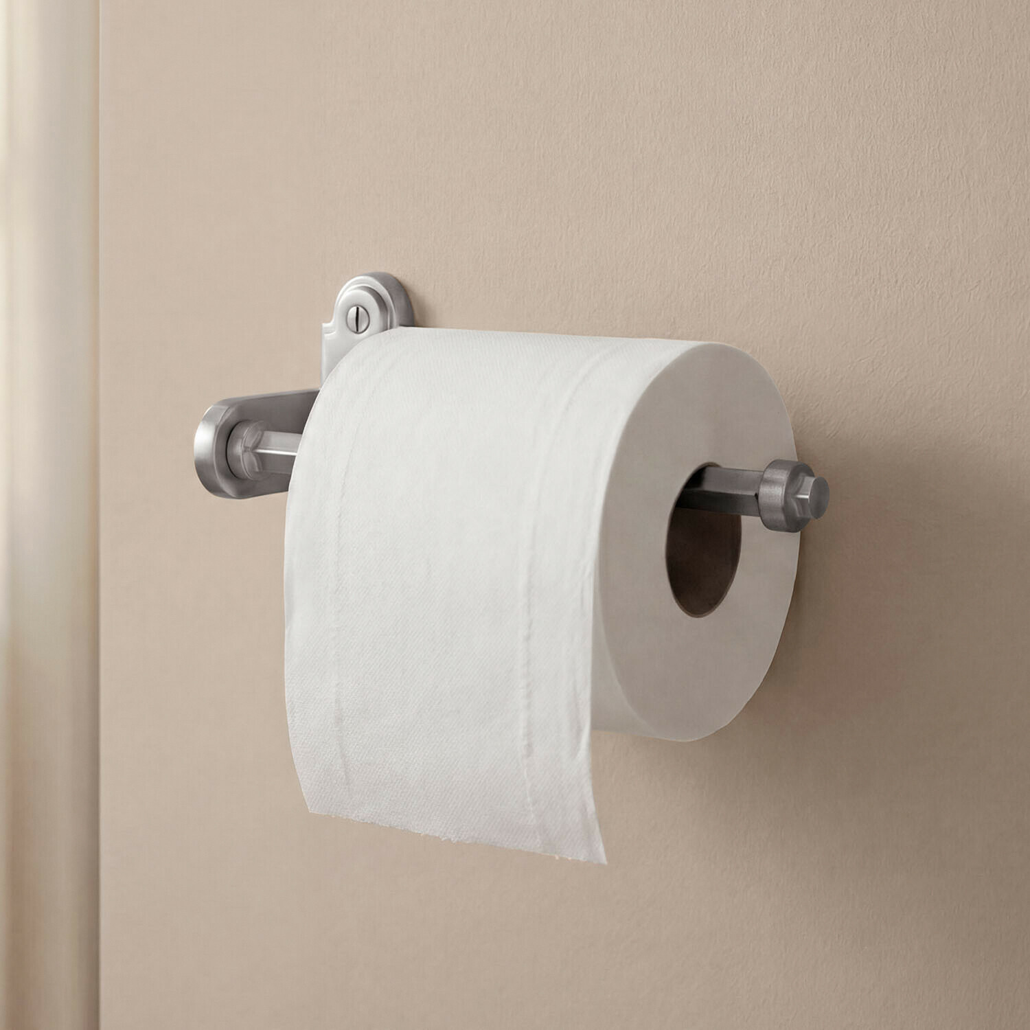 Toilettenpapierhalter Virellane Metallhalter für Toilettenpapier in Silber an beiger Wand montiert im Badezimmer