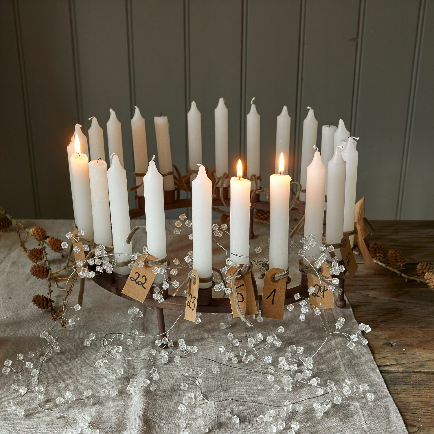 Kerzenkranz Margarit Metall-Adventskranz mit 24 weißen Kerzen und nummerierten Papieranhängern auf Leinentuch