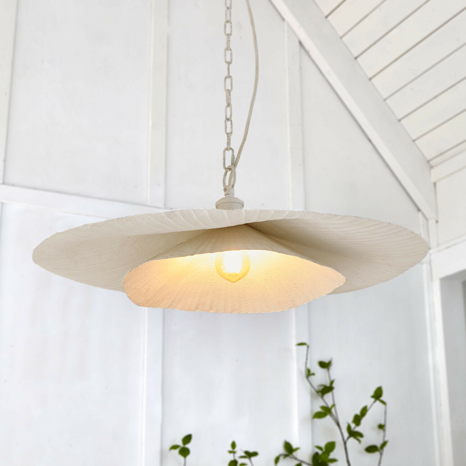 Hängelampe Lunaras Hängelampe aus weißem Material mit breitem, welligem Schirm, modernes Innenraumlicht
