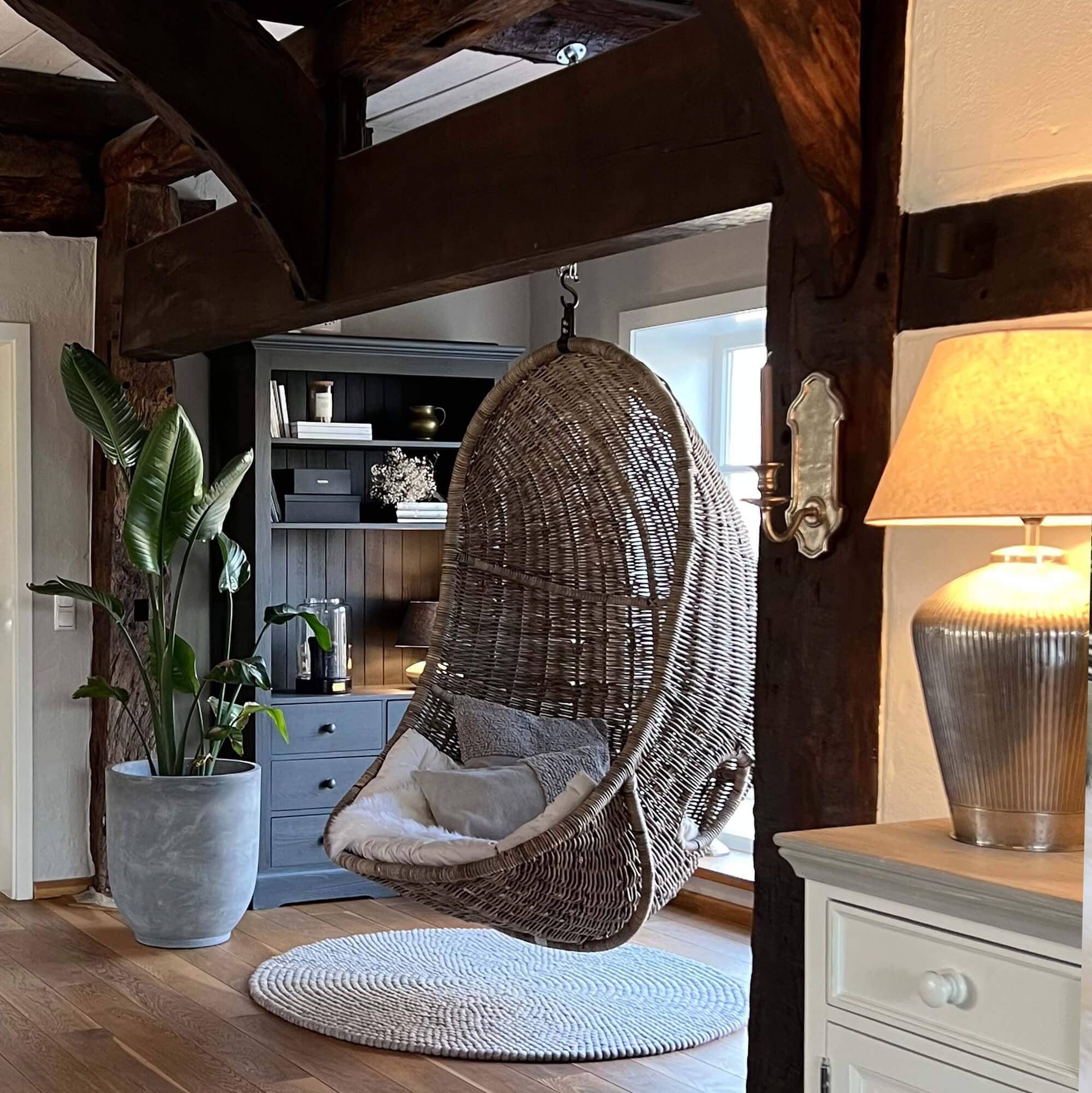 Hängesessel aus natürlichem Rattan mit Kissen, moderner Wohnzimmersessel zum Entspannen