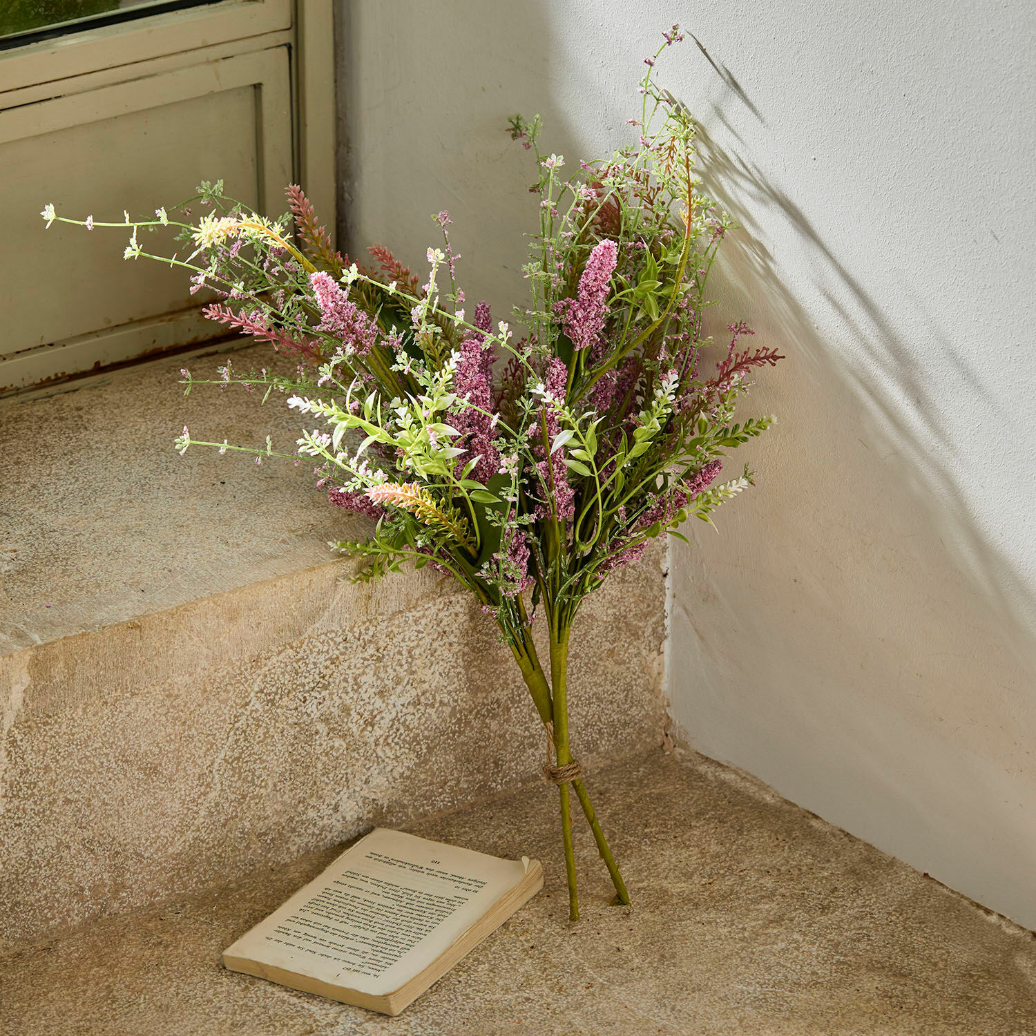 Deko-Blumenstrauß 2er Set Oiselette Kunstblumenstrauß in Rosa- und Grüntönen auf steinigem Boden neben offenem Buch